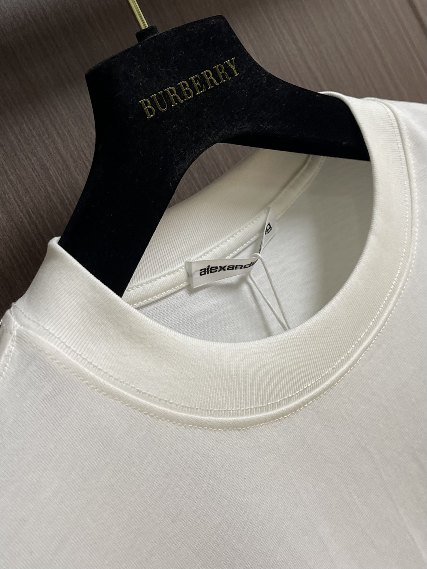 Alexander wang 亚力山大王徽标长袖T恤，采用230克水洗棉质面料匠心制作，质感卓越上身超级