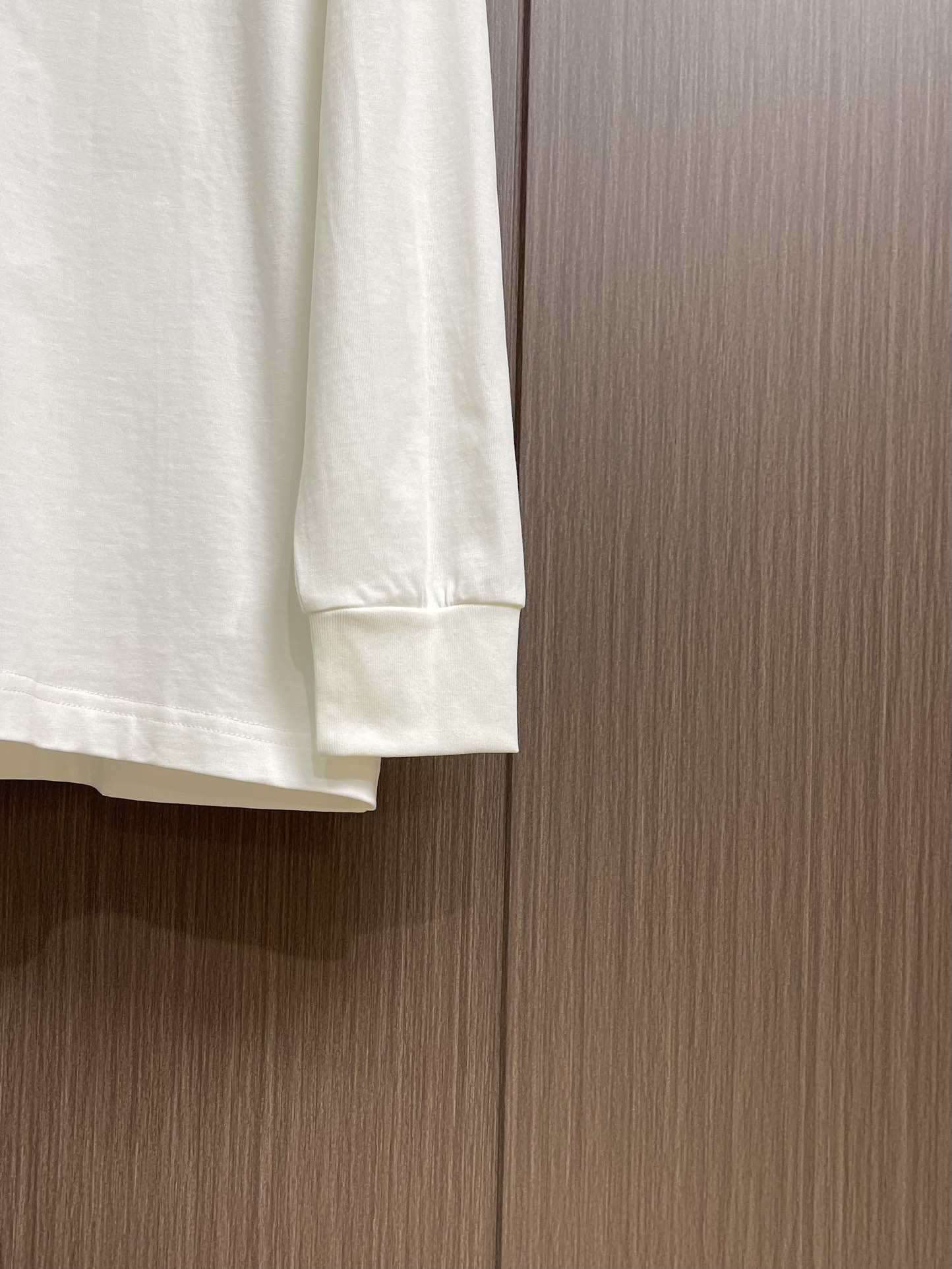 Alexander wang 亚力山大王徽标长袖T恤，采用230克水洗棉质面料匠心制作，质感卓越上身超级