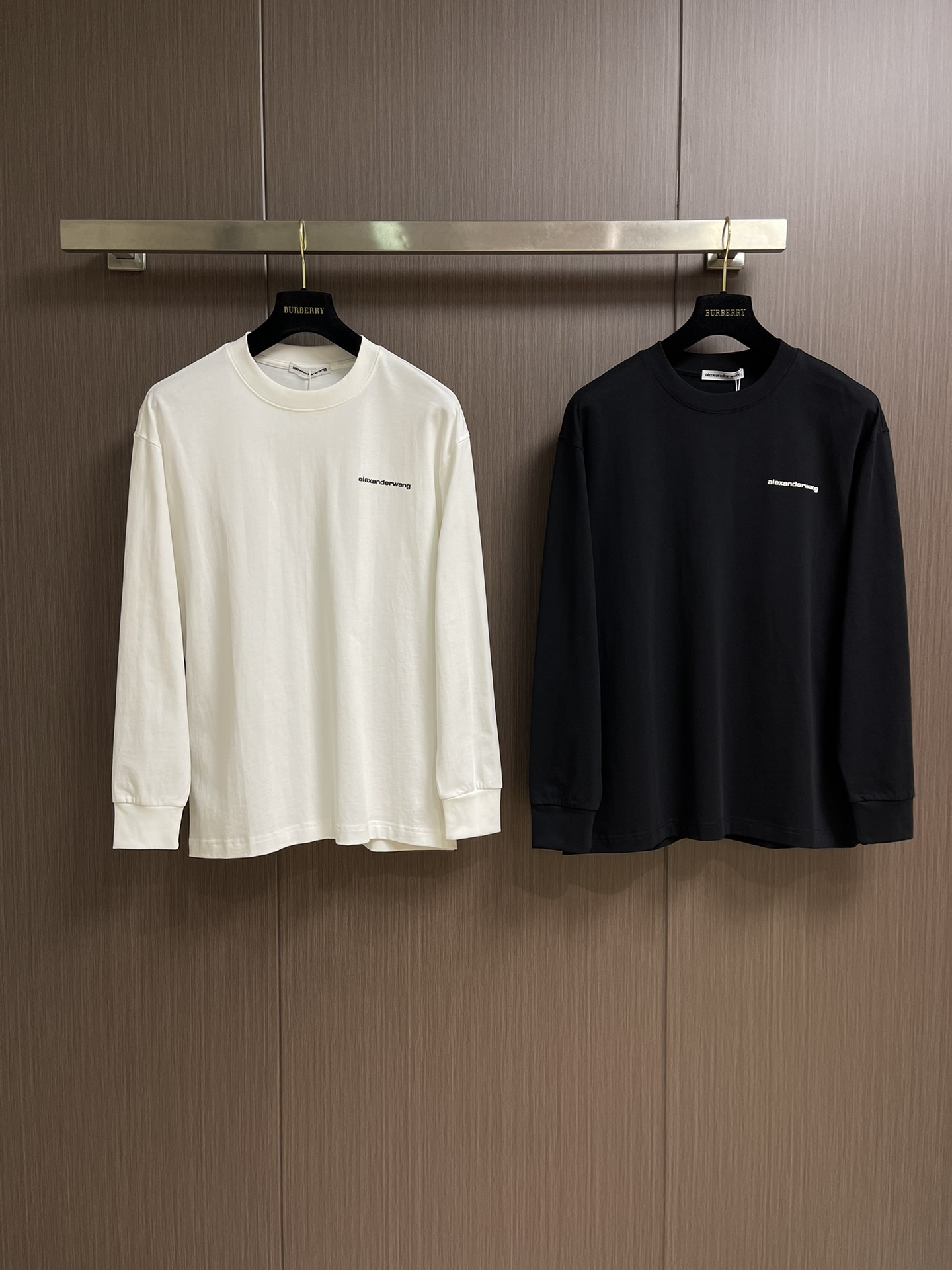 Alexander wang 亚力山大王徽标长袖T恤，采用230克水洗棉质面料匠心制作，质感卓越上身超级