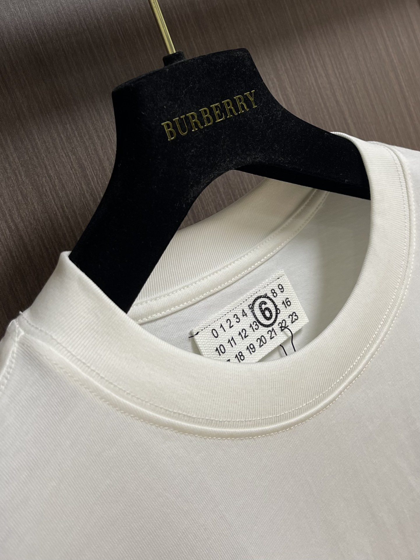 Martin Margiela MM6 马吉拉长袖T恤，精选270g双纱紧密纺平纹面料，质感与舒适度的完