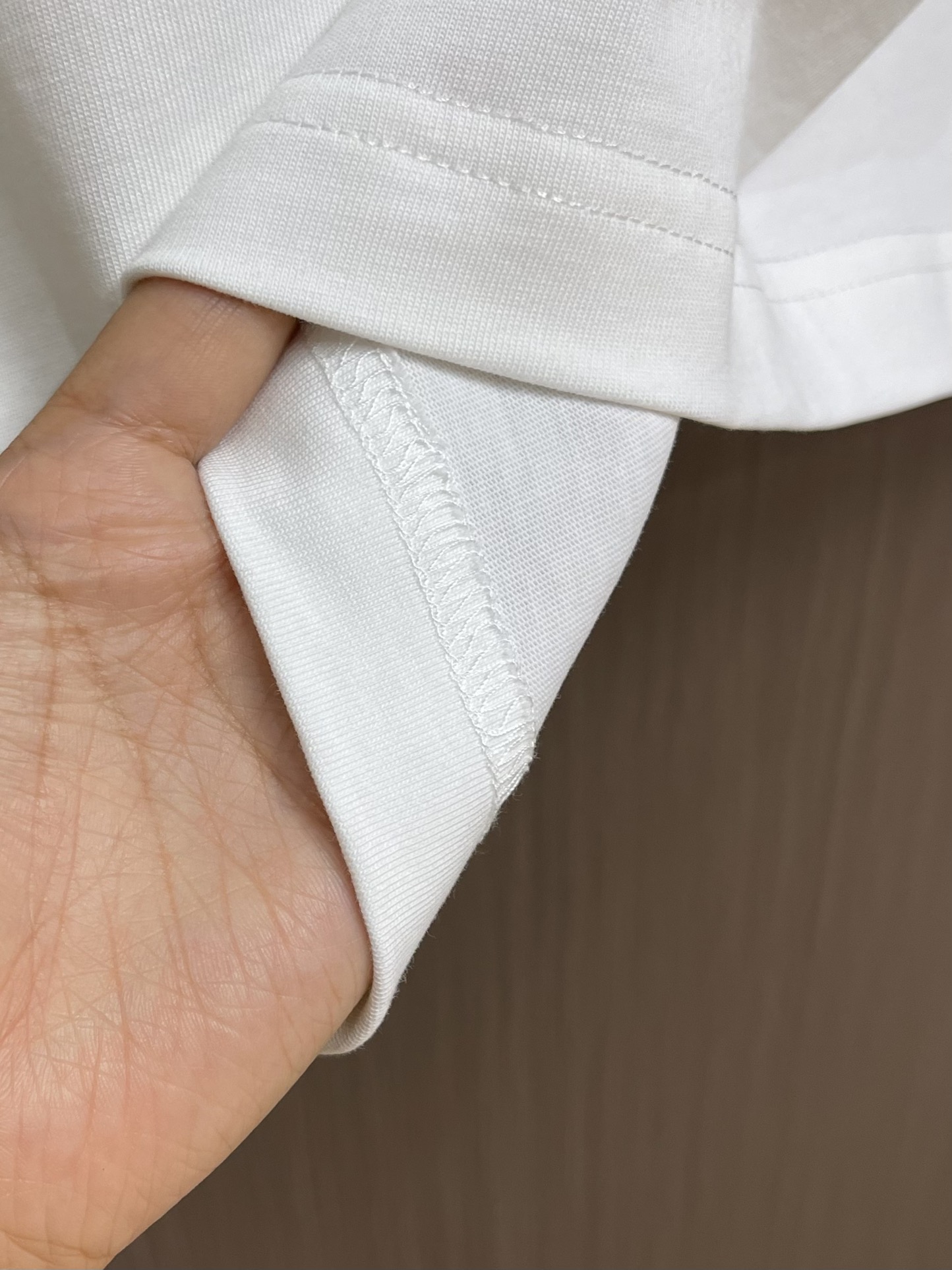 Martin Margiela MM6 马吉拉长袖T恤，精选270g双纱紧密纺平纹面料，质感与舒适度的完