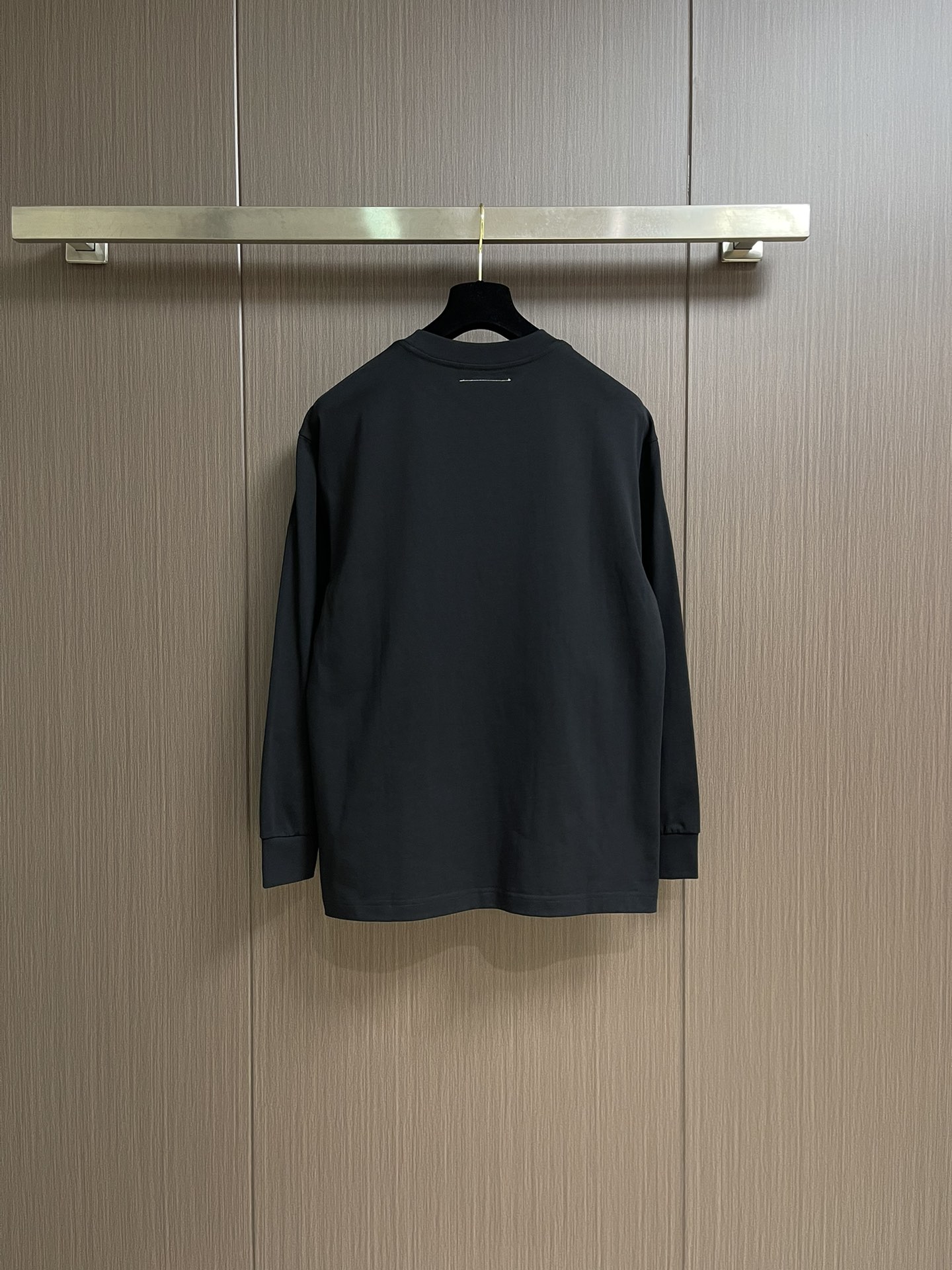 Martin Margiela MM6 马吉拉长袖T恤，精选270g双纱紧密纺平纹面料，质感与舒适度的完