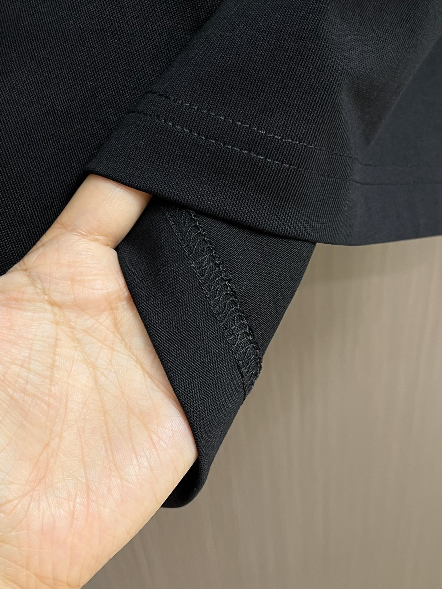 Martin Margiela MM6 马吉拉长袖T恤，精选270g双纱紧密纺平纹面料，质感与舒适度的完