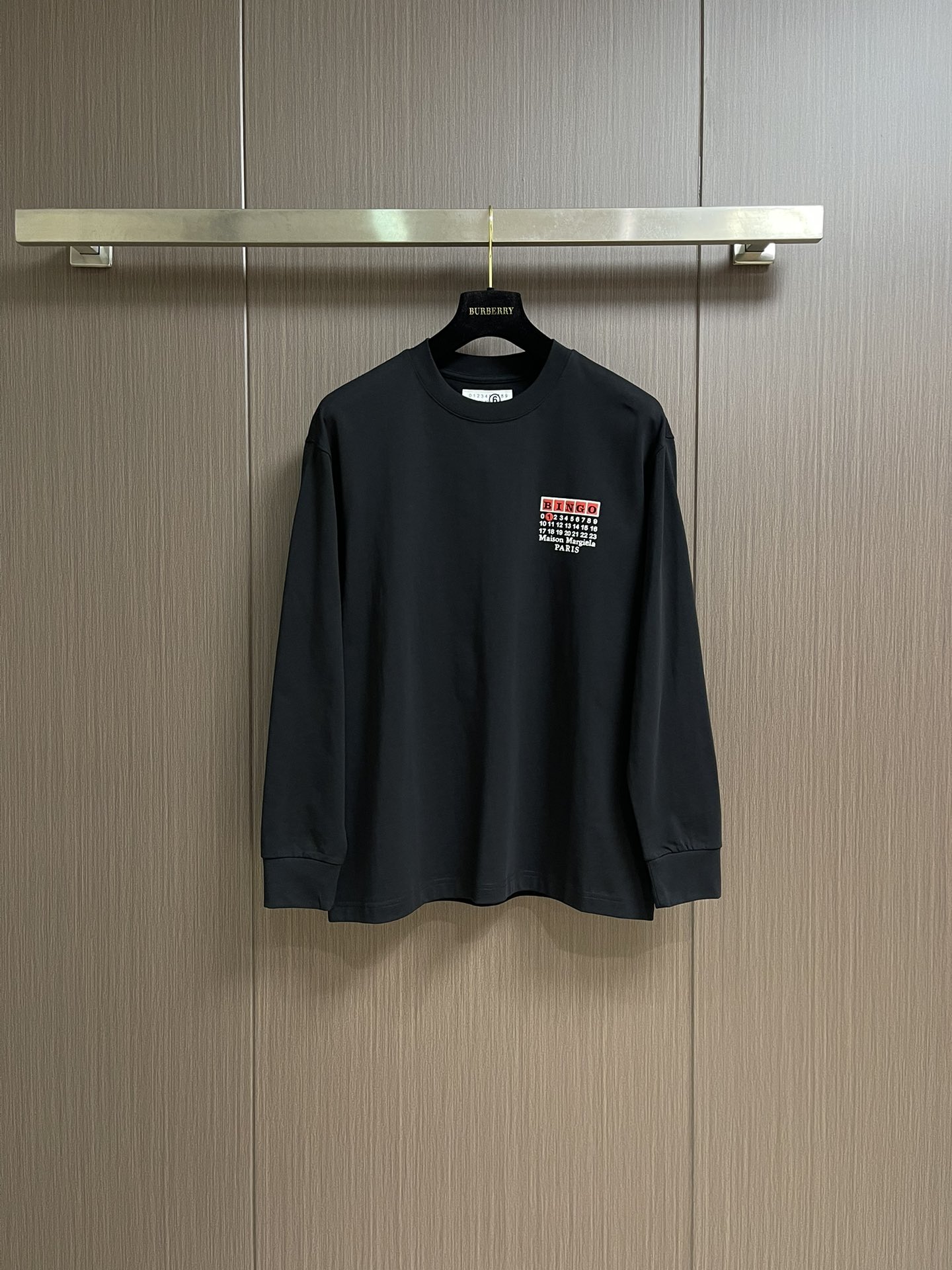 NO:521439,Martin Margiela MM6 long-sleeved T-shirt, selected 270g double yarn tightly spun plain fabric, perfect knot of texture and comfort, breathability and comfort, wear resistance and texture coexist. Every time you wear it, it is a gentle care for the skin. Size S-XXL S bust 106cm L long 69cm Shoulder width 48cm M bust 110cm L long 71cm Shoulder width 50cm L size bust 114cm L long 73cm Shoulder width 52cm XL bust 118cm L long 75cm Shoulder width 54cm XXL bust 122cm L long 77cm Shoulder width 56cm,,masion margiela,masion margiela,tees,t-shirt,alexander  wang19860909Martin Margiela MM6 马吉拉长袖T恤,精选270g双纱紧密纺平纹面料,质感与舒适度的完美结,透气性与舒适度兼备,耐磨性与质感并存.每一次穿着,都是对肌肤的温柔呵护.尺码S-XXL S码胸围106cm 衣长69cm 肩宽48cm M码胸围110cm 衣长71cm 肩宽50cm L码胸围114cm 衣长73cm 肩宽52cm XL码胸围118cm 衣长75cm 肩宽54cm XXL码胸围122cm 衣长77cm 肩宽56cm,,masion margiela,masion margiela,tees，t-shirt,alexander wang,Men's clothing