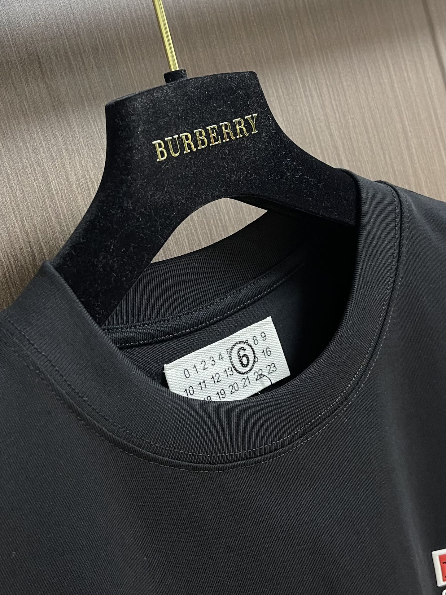 Martin Margiela MM6 马吉拉长袖T恤，精选270g双纱紧密纺平纹面料，质感与舒适度的完