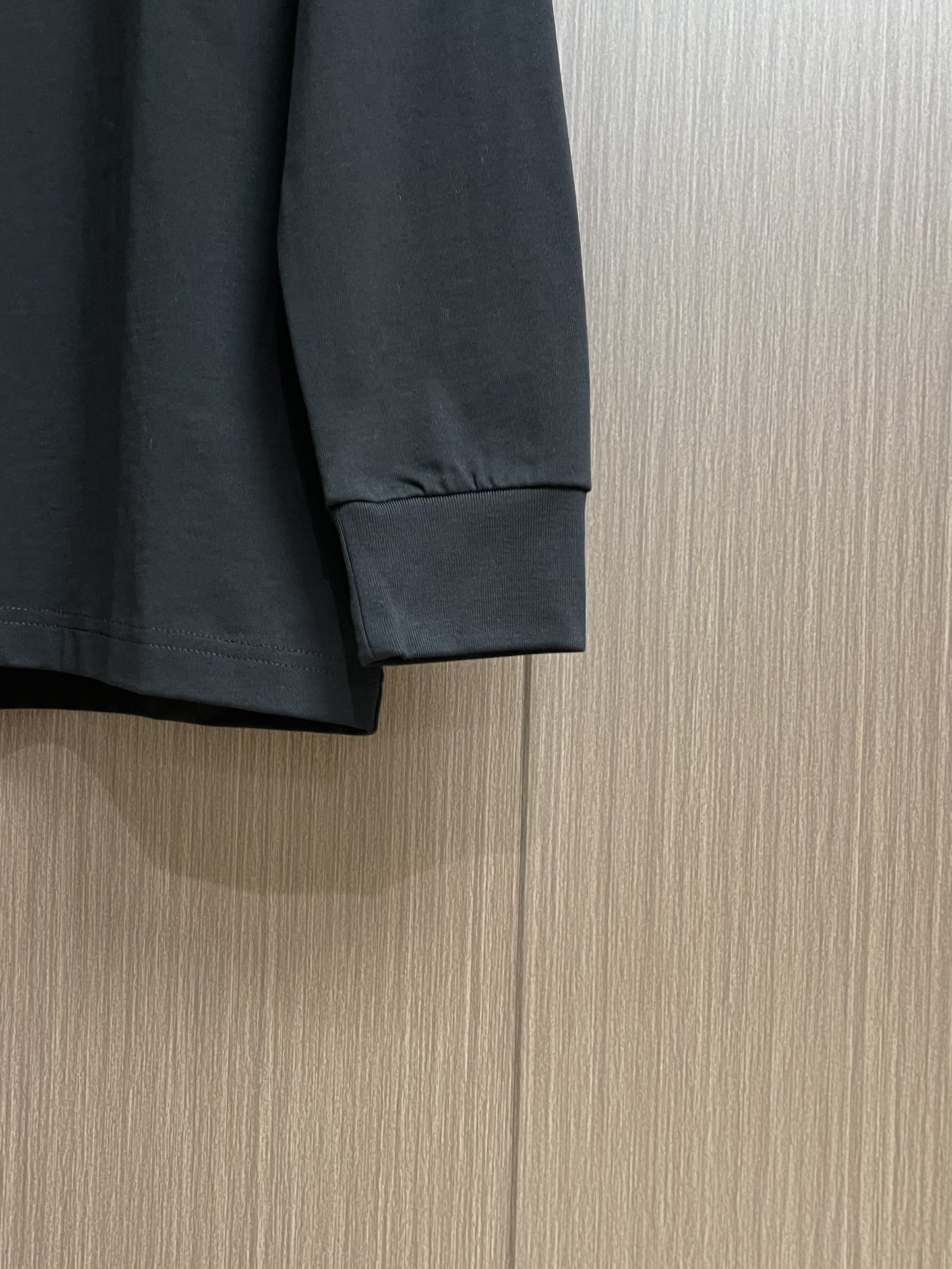 Martin Margiela MM6 马吉拉长袖T恤，精选270g双纱紧密纺平纹面料，质感与舒适度的完