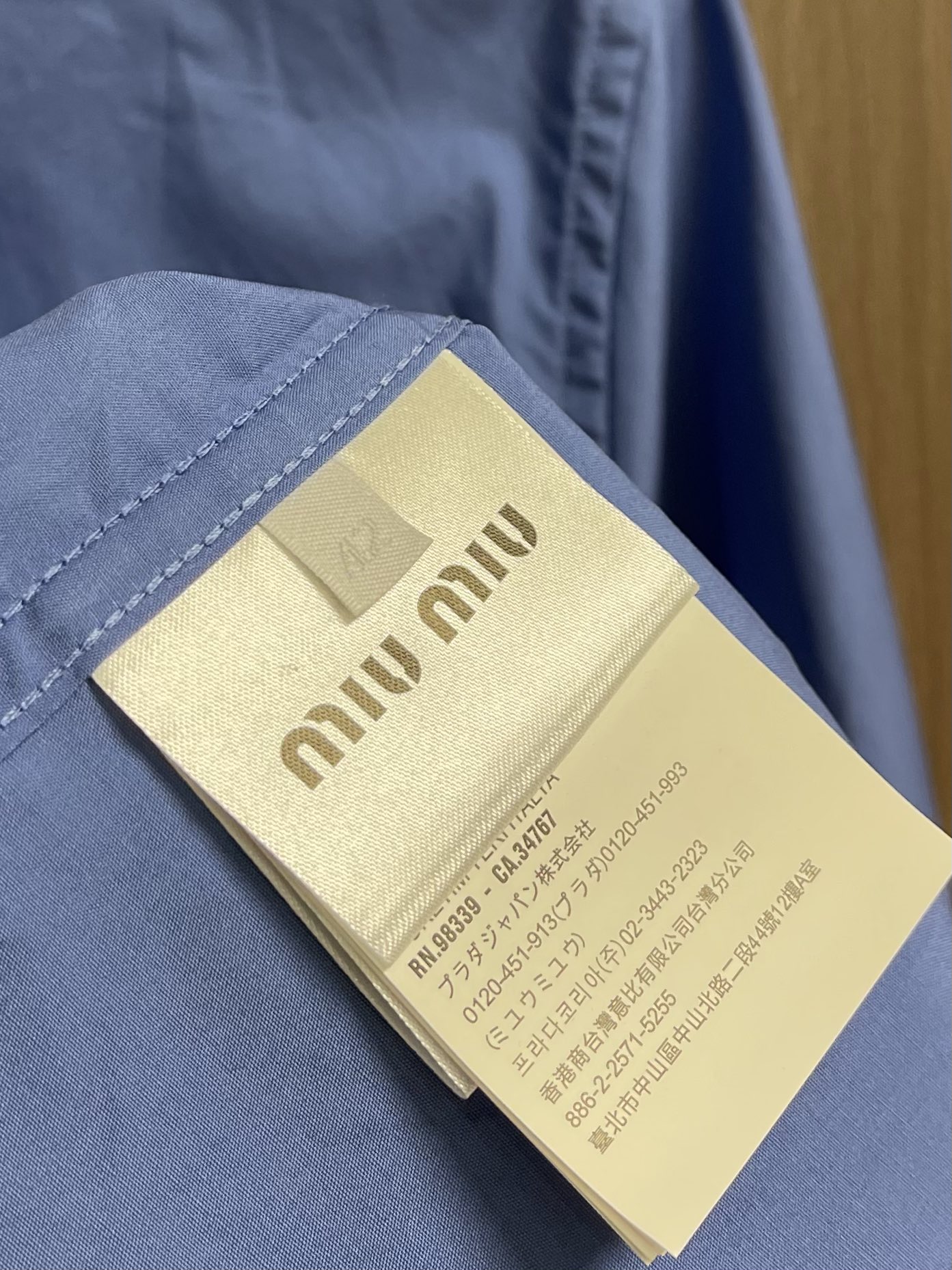 MiuMiu 徽标刺绣衬衫，定制天丝棉交织纱衬衫料 柔滑细腻 舒适贴肤 一抹靛蓝晕染在衬衫之上 高贵而优