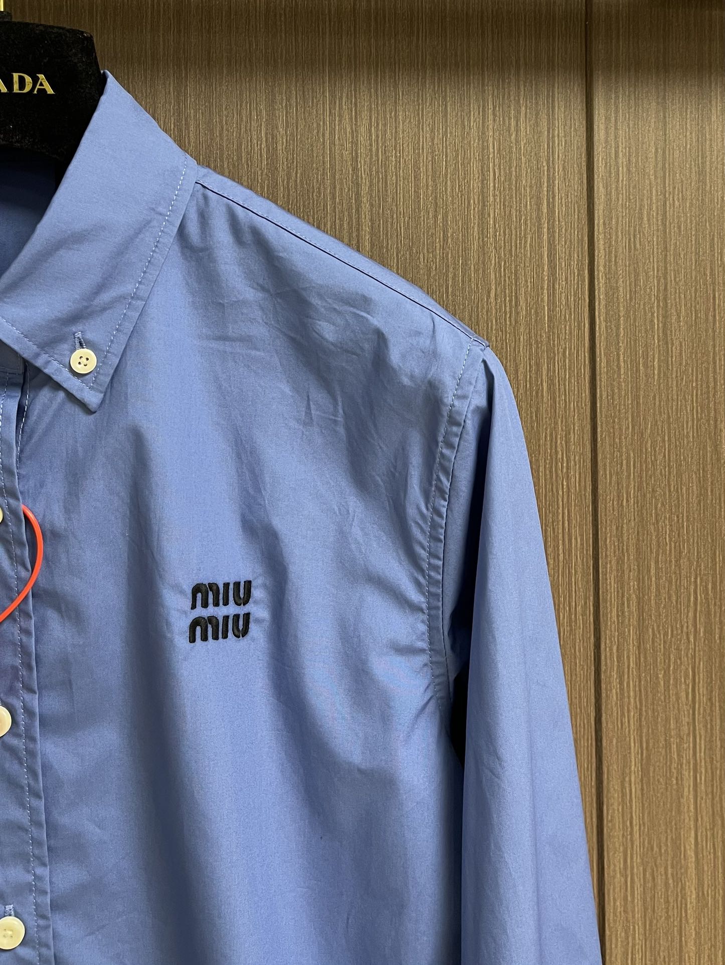 MiuMiu 徽标刺绣衬衫，定制天丝棉交织纱衬衫料 柔滑细腻 舒适贴肤 一抹靛蓝晕染在衬衫之上 高贵而优