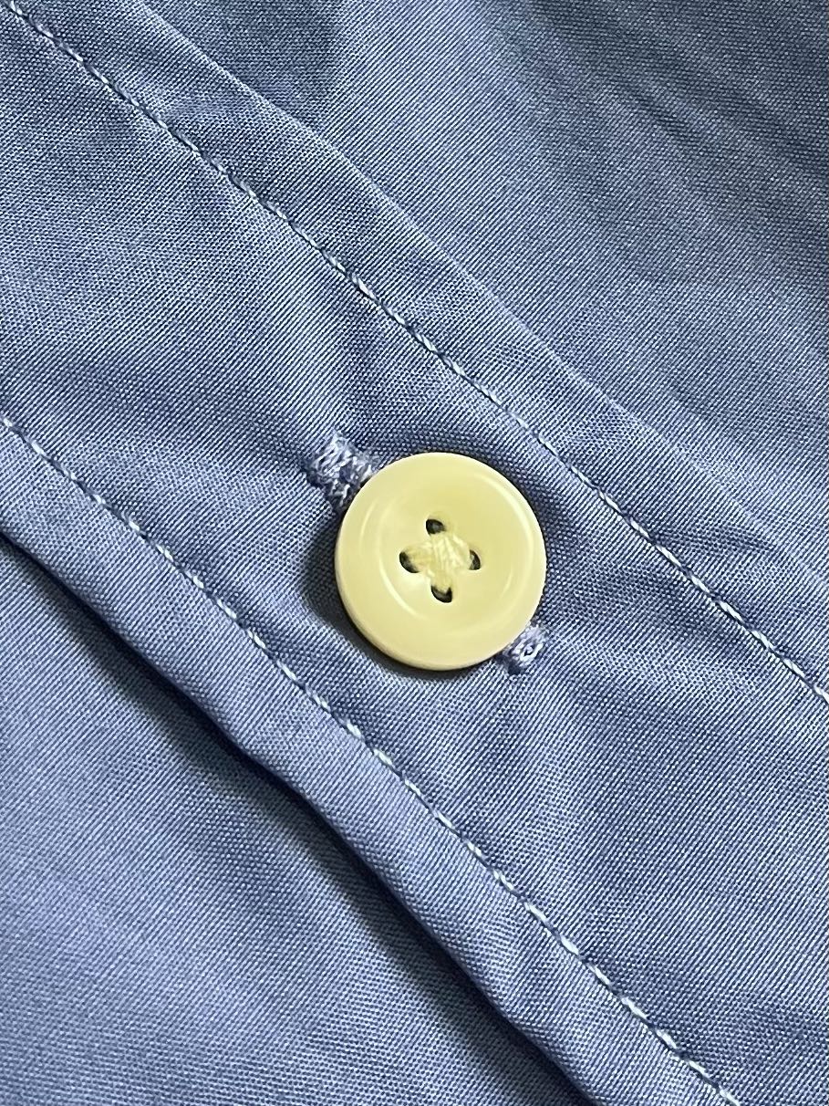 MiuMiu 徽标刺绣衬衫，定制天丝棉交织纱衬衫料 柔滑细腻 舒适贴肤 一抹靛蓝晕染在衬衫之上 高贵而优