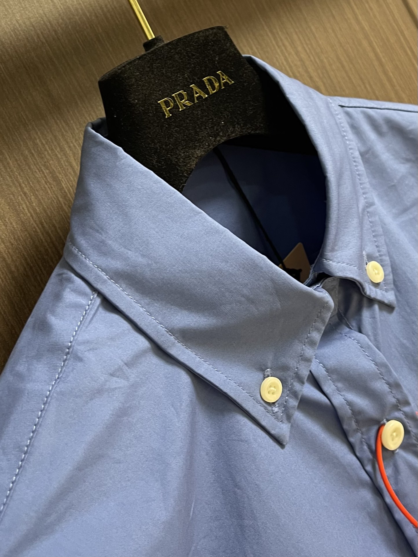 MiuMiu 徽标刺绣衬衫，定制天丝棉交织纱衬衫料 柔滑细腻 舒适贴肤 一抹靛蓝晕染在衬衫之上 高贵而优