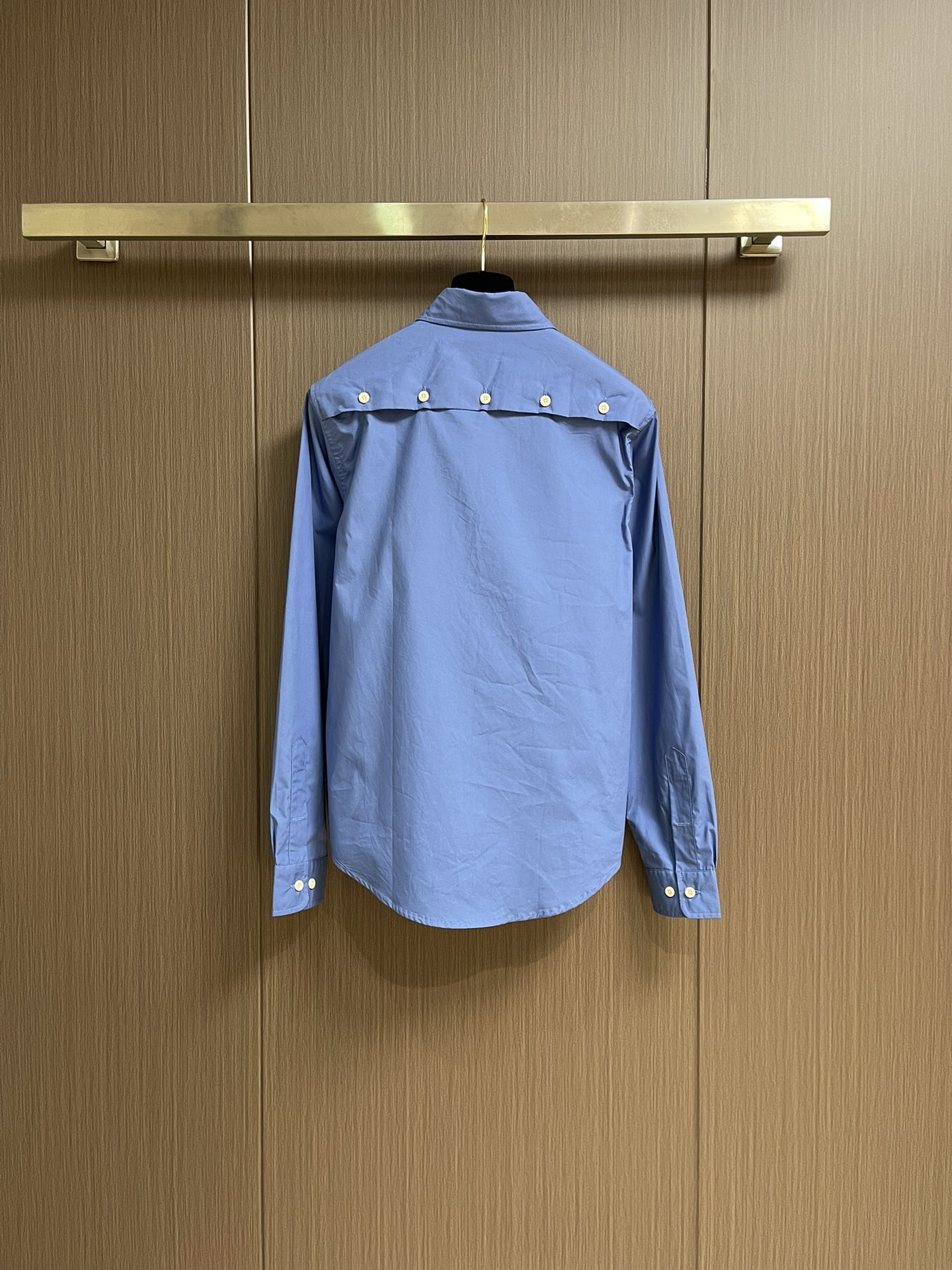 MiuMiu 徽标刺绣衬衫，定制天丝棉交织纱衬衫料 柔滑细腻 舒适贴肤 一抹靛蓝晕染在衬衫之上 高贵而优