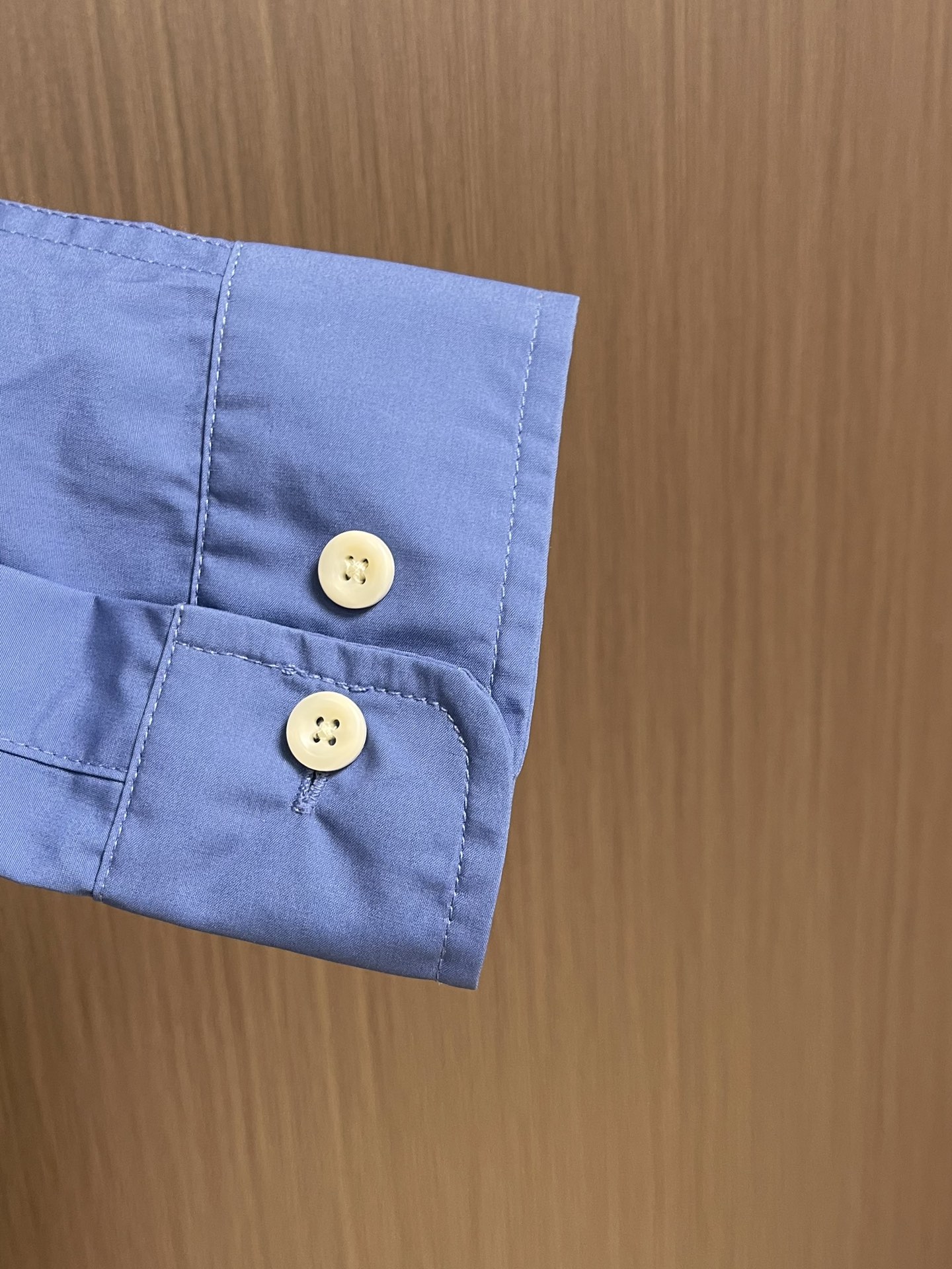 MiuMiu 徽标刺绣衬衫，定制天丝棉交织纱衬衫料 柔滑细腻 舒适贴肤 一抹靛蓝晕染在衬衫之上 高贵而优