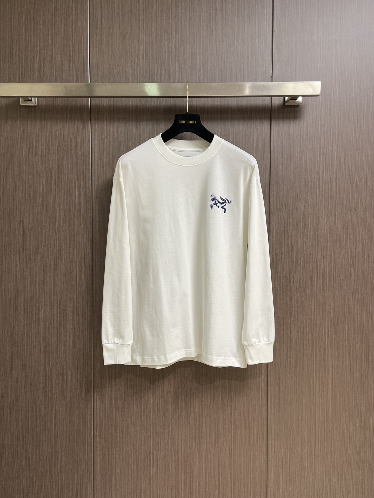 NO:521441,ARCTERYC 2025FW early autumn new long-sleeved T-shirt, an indispensable base long-sleeved shirt. This is the one you lack in your wardrobe. It is really comfortable to wear, and it is super comfortable to wear!  !  It can be worn inside everything, with customized fabrics, customized auxiliary materials and restored!  Size S-XXL Size bust 106cm Length 69cm Shoulder width 48cm M Size bust 110cm Length 71cm Shoulder width 50cm L Size bust 114cm Length 73cm Shoulder width 52cm XL Size bust 118cm Length 75cm Shoulder width 54cm XXL Size bust 122cm Length 77cm Shoulder width 56cm,arc'teryx,tees,t-shirt,alexander wang19860909ARCTERYC 始祖鸟 2025FW早秋新款长袖T恤,必不可少的打底长袖衫,这就是你衣柜缺的那件,舒服的它真的太好穿了,贴身超级舒适！！可以穿在一切的里边,面料定制克纯棉,定制辅料还原度！尺码S-XXL S码胸围106cm 衣长69cm 肩宽48cm M码胸围110cm 衣长71cm 肩宽50cm L码胸围114cm 衣长73cm 肩宽52cm XL码胸围118cm 衣长75cm 肩宽54cm XXL码胸围122cm 衣长77cm 肩宽56cm,arc'teryx,tees，t-shirt,alexander wang,Men's clothing