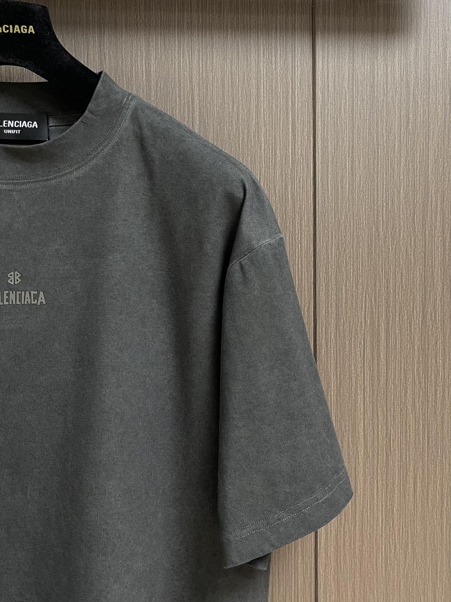 Balenciaga 字母logo标识短袖T恤，定织定染纯棉精梳棉面料 手感柔软舒适 袖口以及下摆采用双