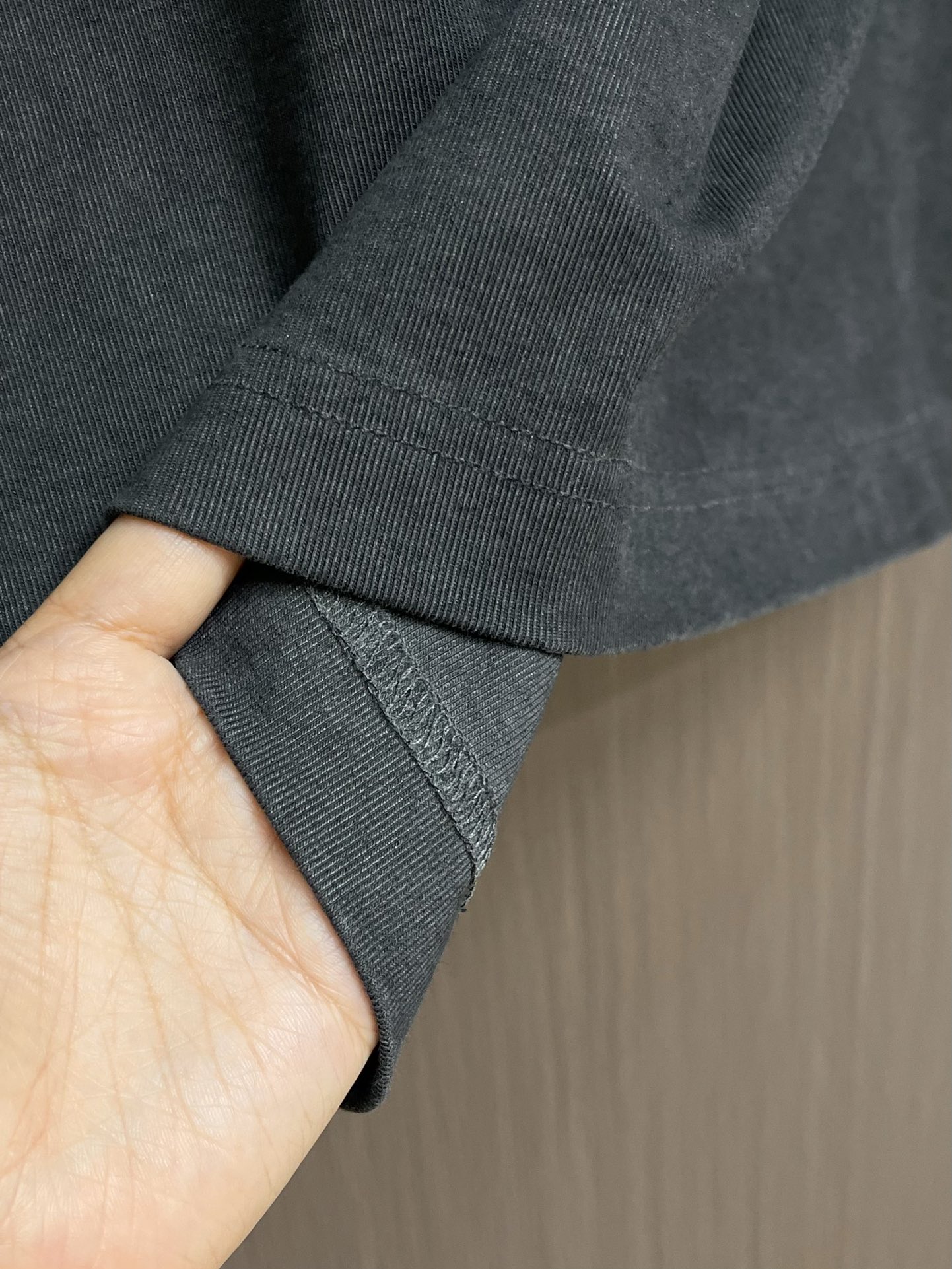 Balenciaga 字母logo标识短袖T恤，定织定染纯棉精梳棉面料 手感柔软舒适 袖口以及下摆采用双