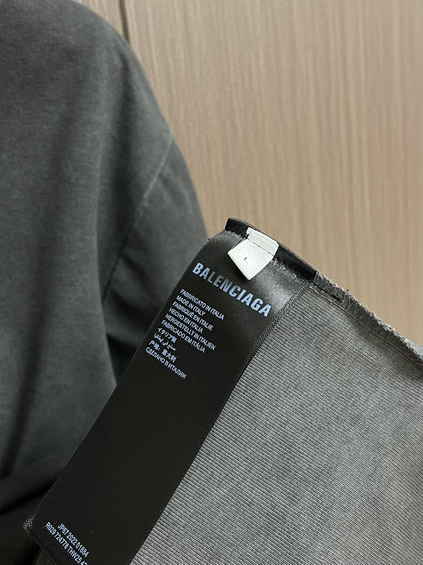 Balenciaga 字母logo标识短袖T恤，定织定染纯棉精梳棉面料 手感柔软舒适 袖口以及下摆采用双