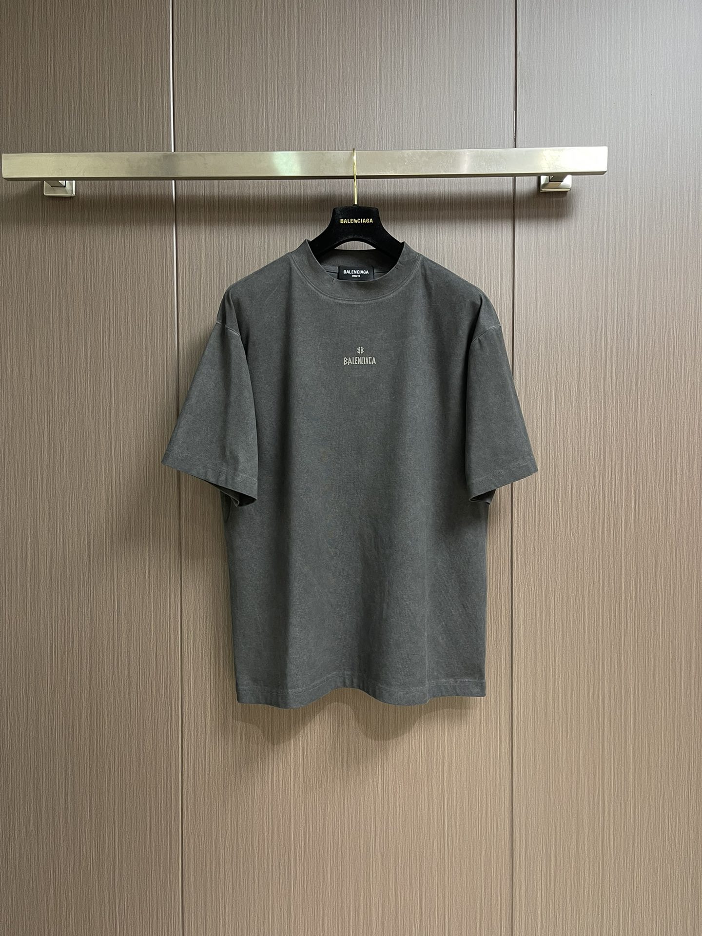 NO:522706,Balenciaga letter logo logo short-sleeved T-shirt, fixed knitted and dyed pure cotton combed cotton fabric, soft and comfortable to touch, the cuffs and hem are blessed with double-line needle method, straight line, brand logo, delicate printing, high-density stitching on the neckline and shoulders are double-needle locked and the skeleton position, the overall line is straight and delicate, the fabric is comfortable and soft, the color is consistent and there is no color difference, it can be matched with the same style to create a fashionable look, control various occasions, customized auxiliary materials, complete three standards, the same style for men and women!  Size M-XXL, balenciaga, T-shirt,tees, t-shirt,alexander wang19860909Balenciaga 字母logo标识短袖T恤,定织定染纯棉精梳棉面料 手感柔软舒适 袖口以及下摆采用双线的针法加持 走线平直 品牌logo 印花细腻 领口肩部高密度缝线采用双针锁连包骨位,整体走线平直细腻,面料舒适柔软,颜色一致无色差 能与同款搭配营造时尚造型,驾驭各种场合,定制辅料,三标齐全,男女同款！尺码M-XXL,,balenciaga,T-shirt,tees，t-shirt,alexander wang,Men's clothing