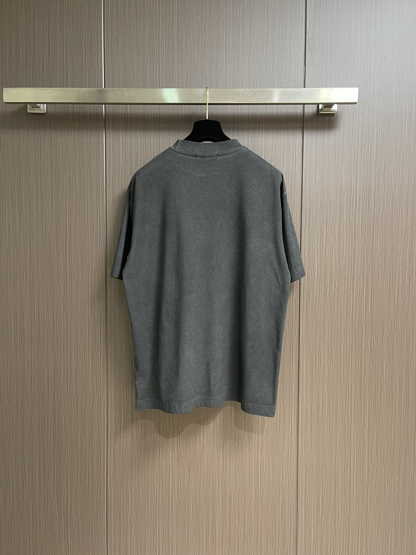 Balenciaga 字母logo标识短袖T恤，定织定染纯棉精梳棉面料 手感柔软舒适 袖口以及下摆采用双