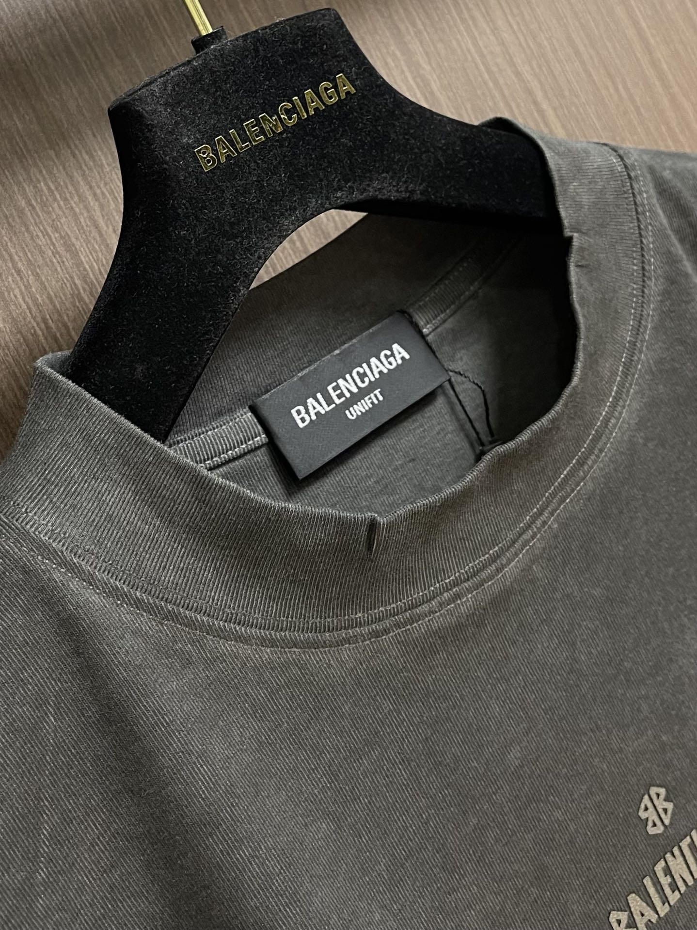 Balenciaga 字母logo标识短袖T恤，定织定染纯棉精梳棉面料 手感柔软舒适 袖口以及下摆采用双