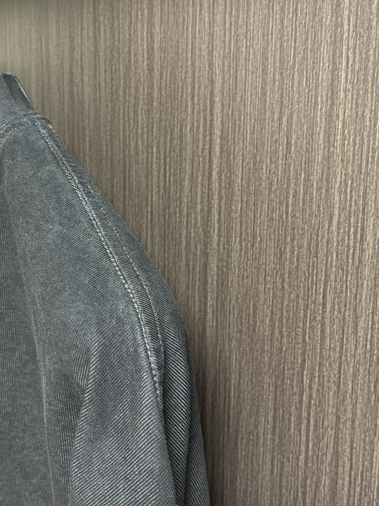 Balenciaga 字母logo标识短袖T恤，定织定染纯棉精梳棉面料 手感柔软舒适 袖口以及下摆采用双