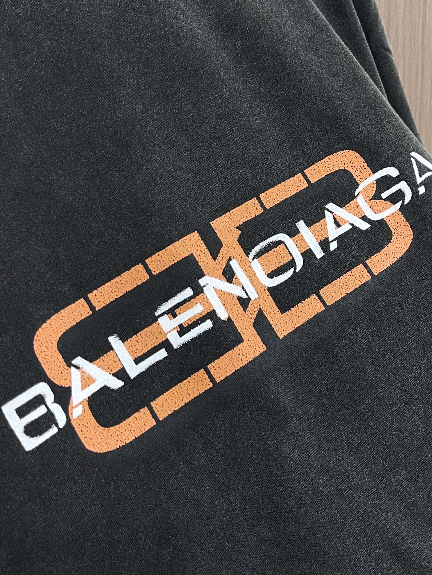 balenciaga 2025SS早秋新款锁扣印花洗水做旧短袖T恤，克重260克全棉，环保进口胶浆印花，
