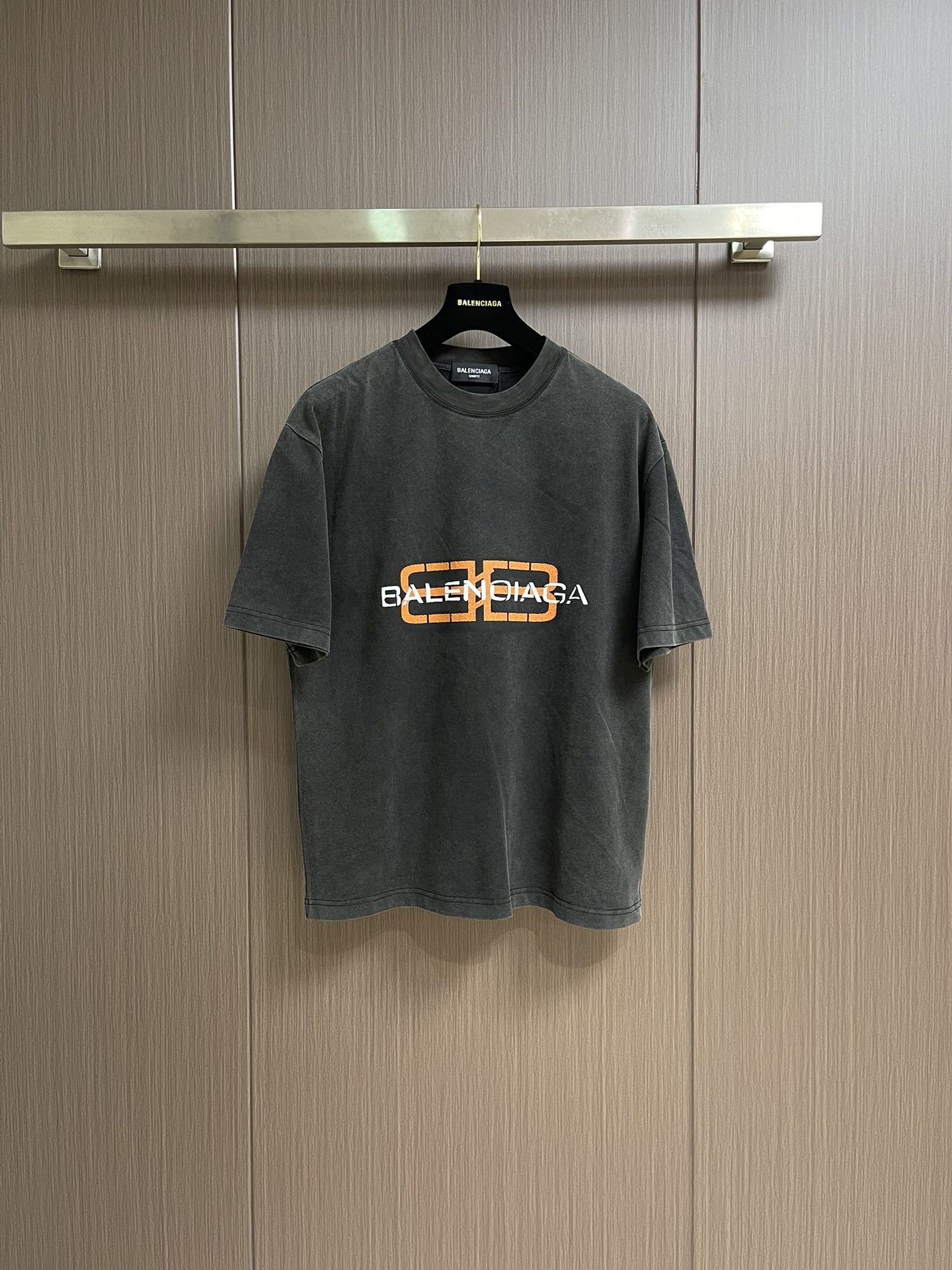 NO:522709,balenciaga 2025SS early autumn new lock printing wash water made of old short-sleeved T-shirt, gram weight 260 grams of cotton, environmentally friendly imported glue printing, comfortable and versatile upper body. Size M-XXL, balenciaga, T-shirt,tees, t-shirt,alexander wang19860909balenciaga 2025SS早秋新款锁扣印花洗水做旧短袖T恤,克重260克全棉,环保进口胶浆印花,上身舒适百搭.尺码M-XXL,,balenciaga,T-shirt,tees，t-shirt,alexander wang,Men's clothing