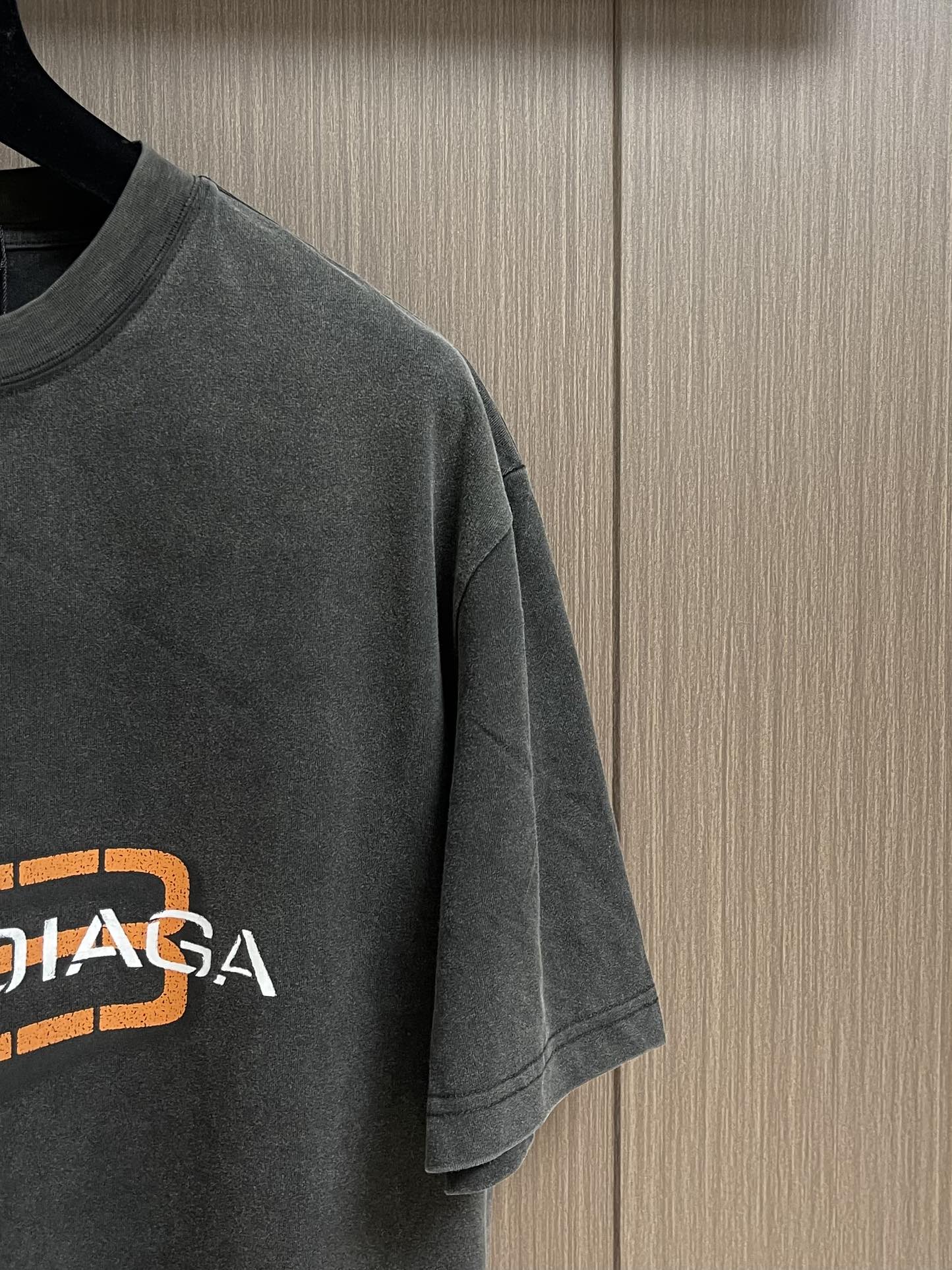 balenciaga 2025SS早秋新款锁扣印花洗水做旧短袖T恤，克重260克全棉，环保进口胶浆印花，