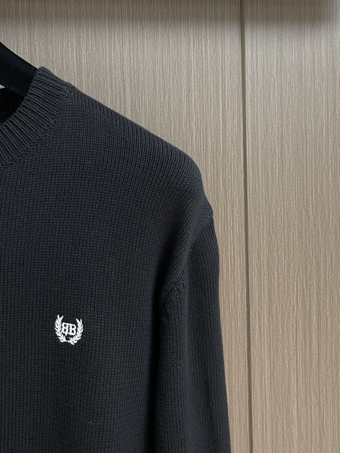 balenciaga 2025ss刺绣徽标针织毛衣，采用90％棉，搭配10％羊毛。该款面料上身版型较为立