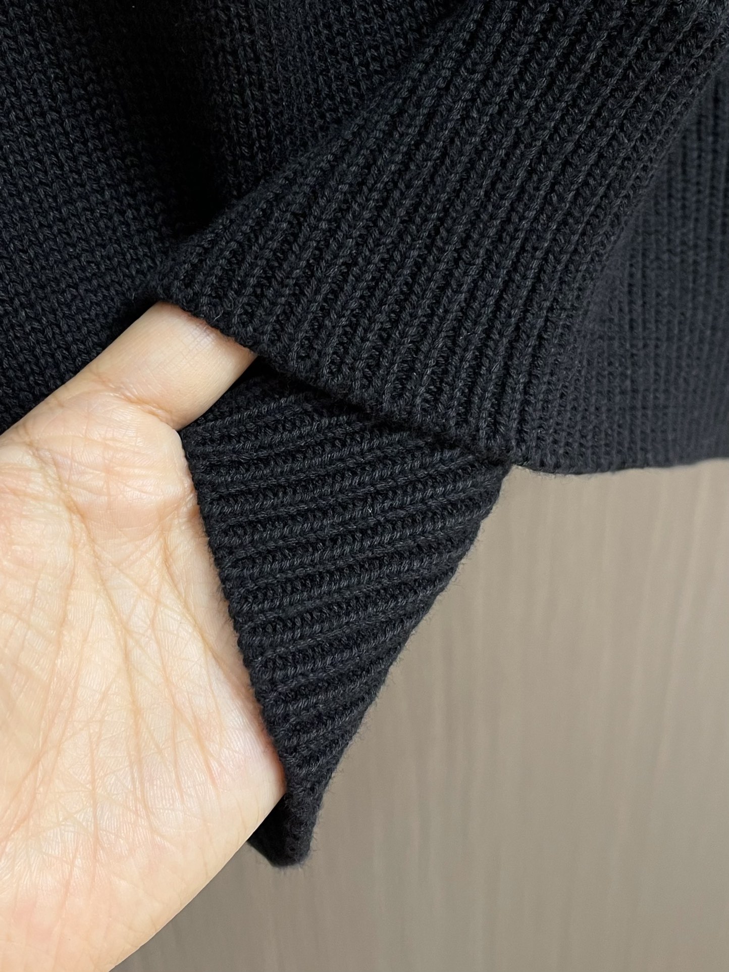 balenciaga 2025ss刺绣徽标针织毛衣，采用90％棉，搭配10％羊毛。该款面料上身版型较为立