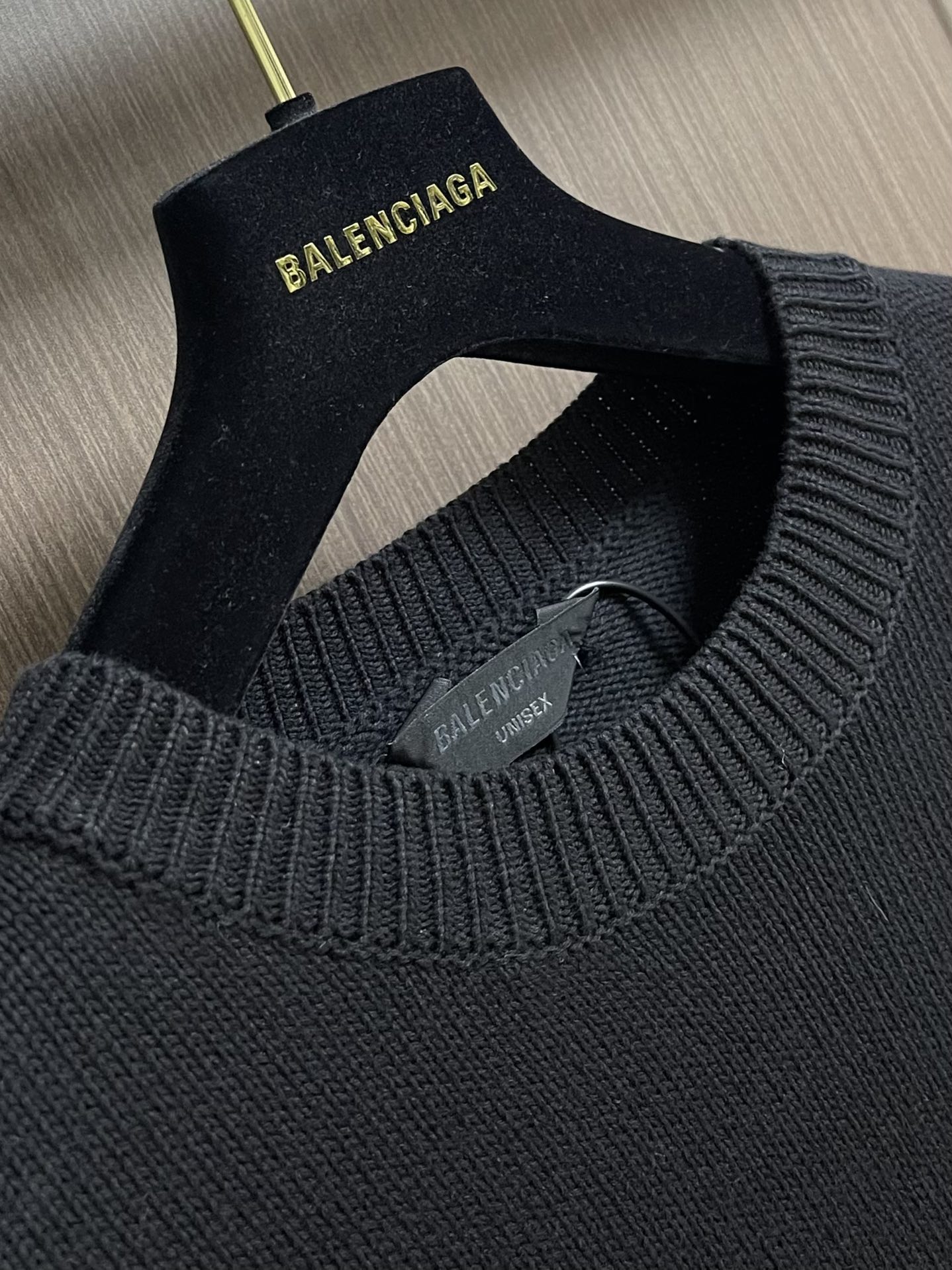 balenciaga 2025ss刺绣徽标针织毛衣，采用90％棉，搭配10％羊毛。该款面料上身版型较为立
