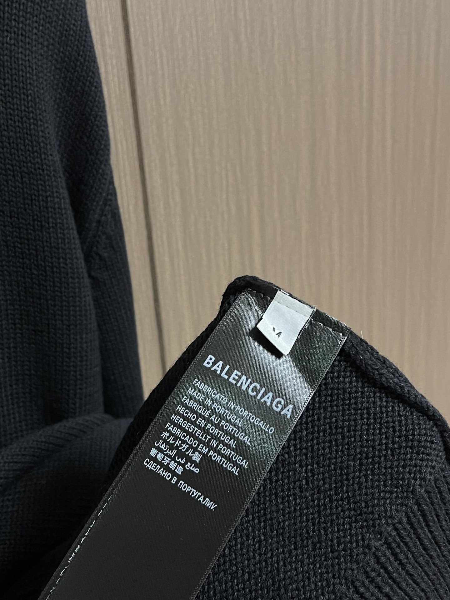 balenciaga 2025ss刺绣徽标针织毛衣，采用90％棉，搭配10％羊毛。该款面料上身版型较为立