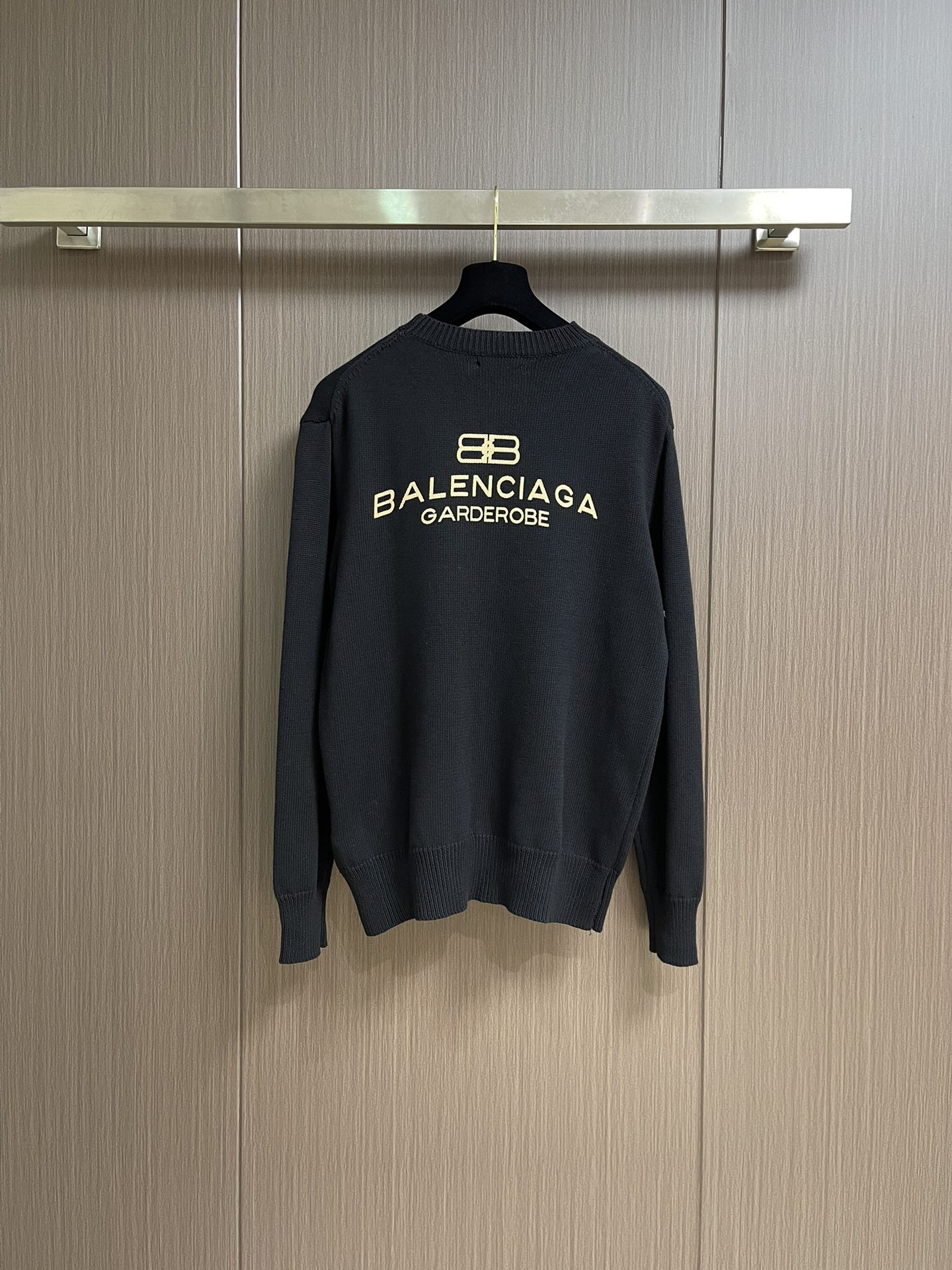 balenciaga 2025ss刺绣徽标针织毛衣，采用90％棉，搭配10％羊毛。该款面料上身版型较为立