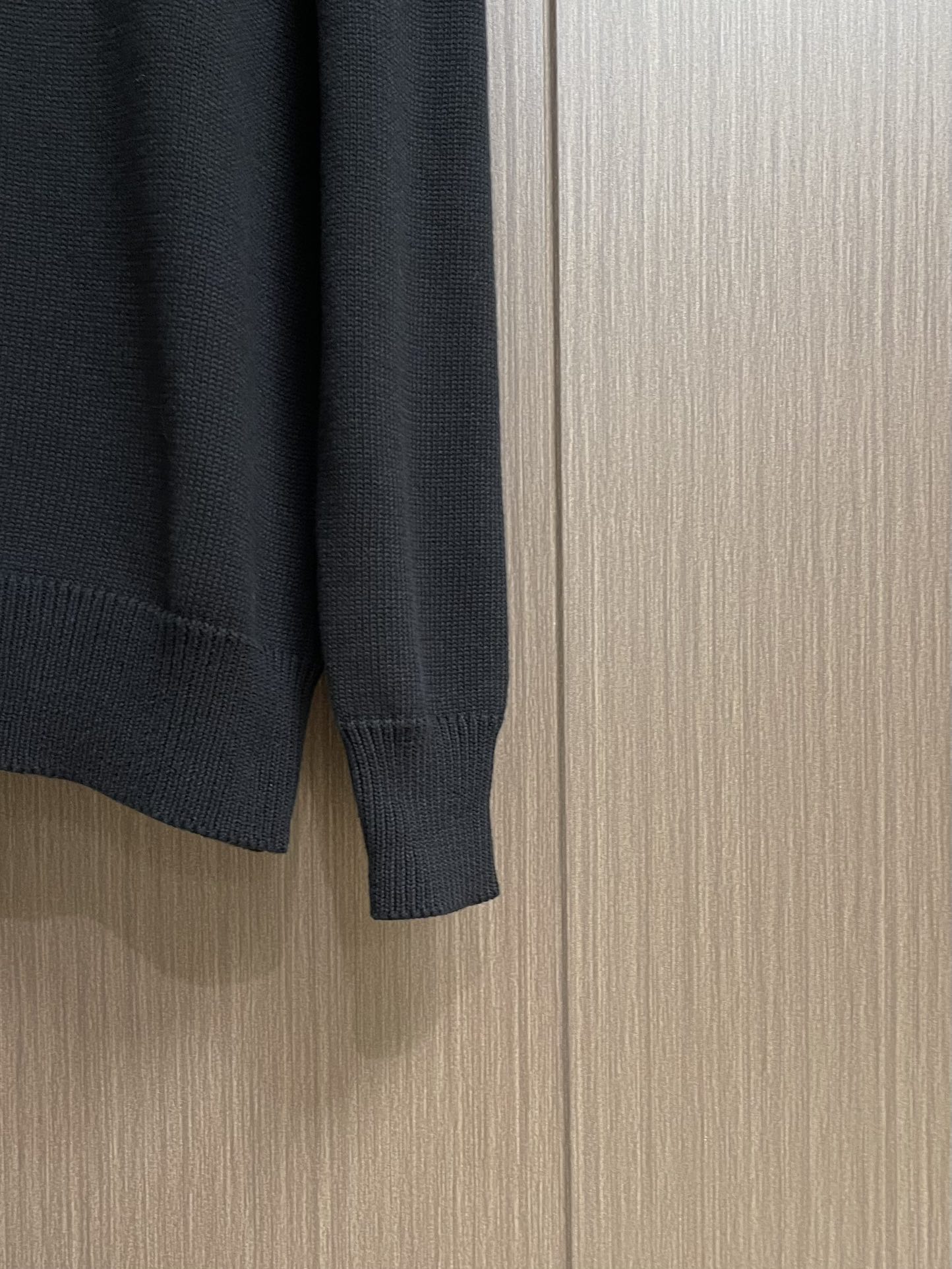 balenciaga 2025ss刺绣徽标针织毛衣，采用90％棉，搭配10％羊毛。该款面料上身版型较为立