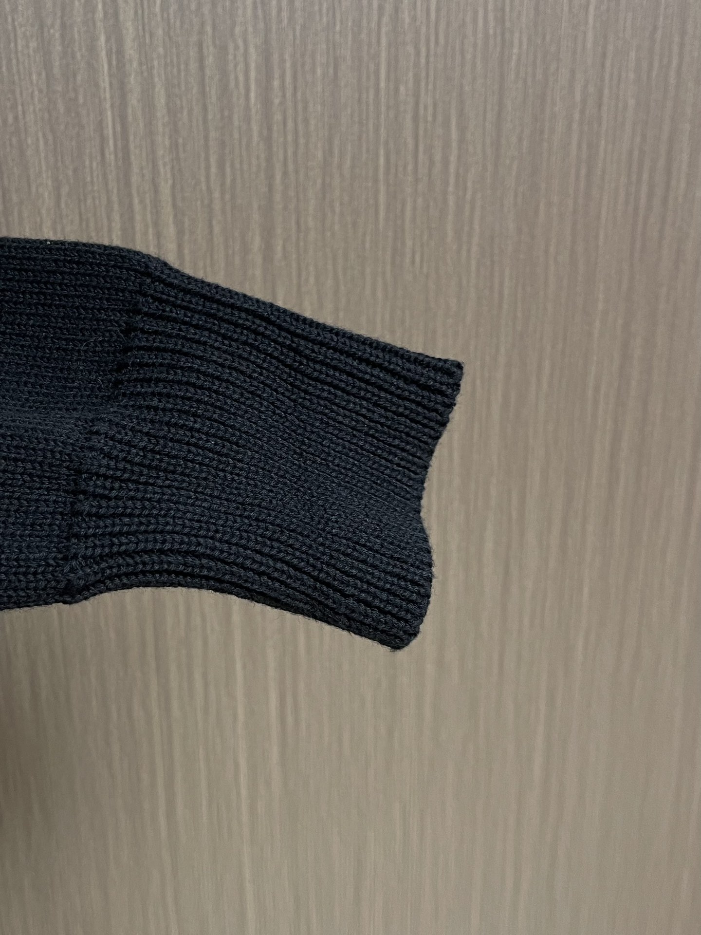 balenciaga 2025ss刺绣徽标针织毛衣，采用90％棉，搭配10％羊毛。该款面料上身版型较为立