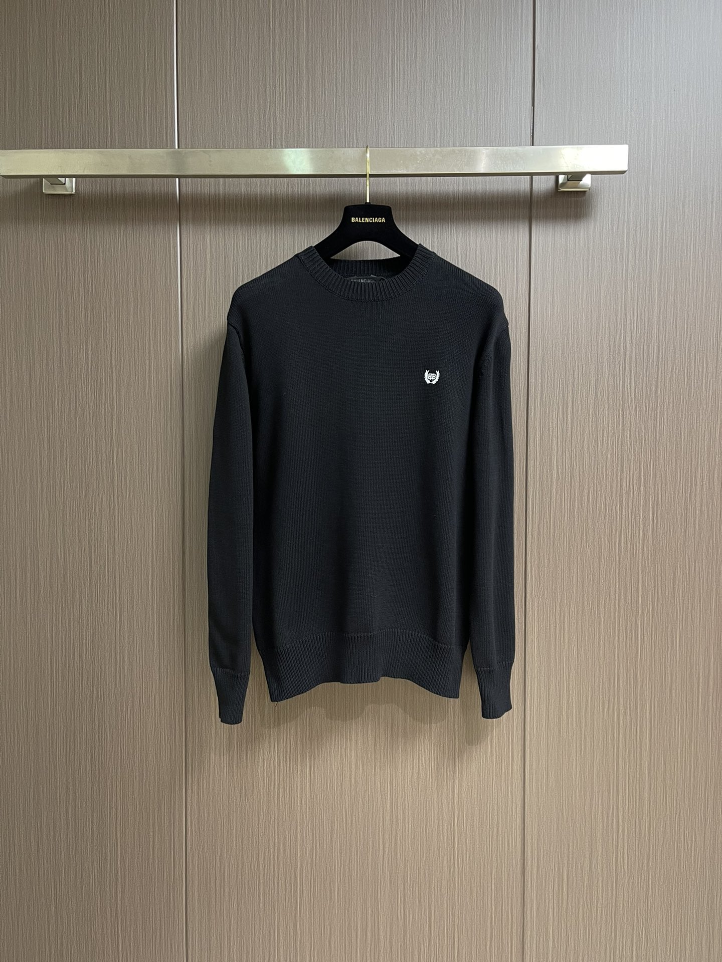 NO:522708,Balenciaga 2025ss embroidered logo knitted sweater, using 90% cotton and 10% wool. The upper body of this fabric is relatively three-dimensional embroidered 3D three-dimensional embroidery, and the chest is decorated with double B markings of wheat ears. The back is made of clay printing technology, which uses mixed colors to match clay printing. The front, back and back are pressed for more than a month, and the board is tested for more than 10 times before it is perfectly restored. Size S-XL, balenciaga, sweaters, alexander wang19860909balenciaga 2025ss刺绣徽标针织毛衣,采用90％棉,搭配10％羊毛.该款面料上身版型较为立体刺绣3D立体刺绣,胸前以麦穗双B标识为点缀.后幅采用泥印工艺,该款工艺采用混色调配出泥色印花.前前后后打板一个多月,试板10多次才完美还原.尺码S-XL,,balenciaga,sweaters,alexander wang,Men's clothing