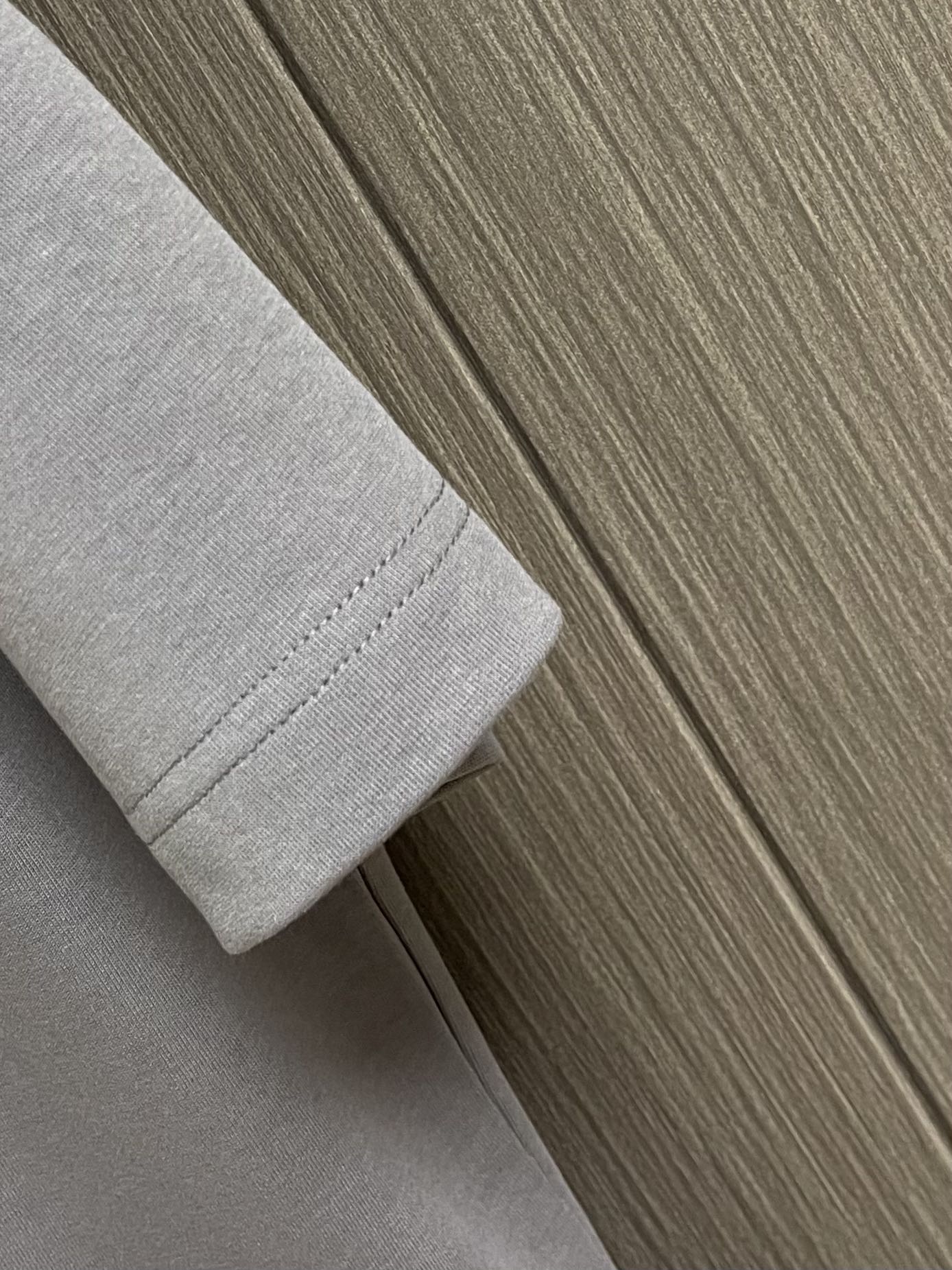 lululemon 新款印花圆领t恤！320克高克重32双纱纯棉面料，版型阔版，图案都做了印花图案设计感