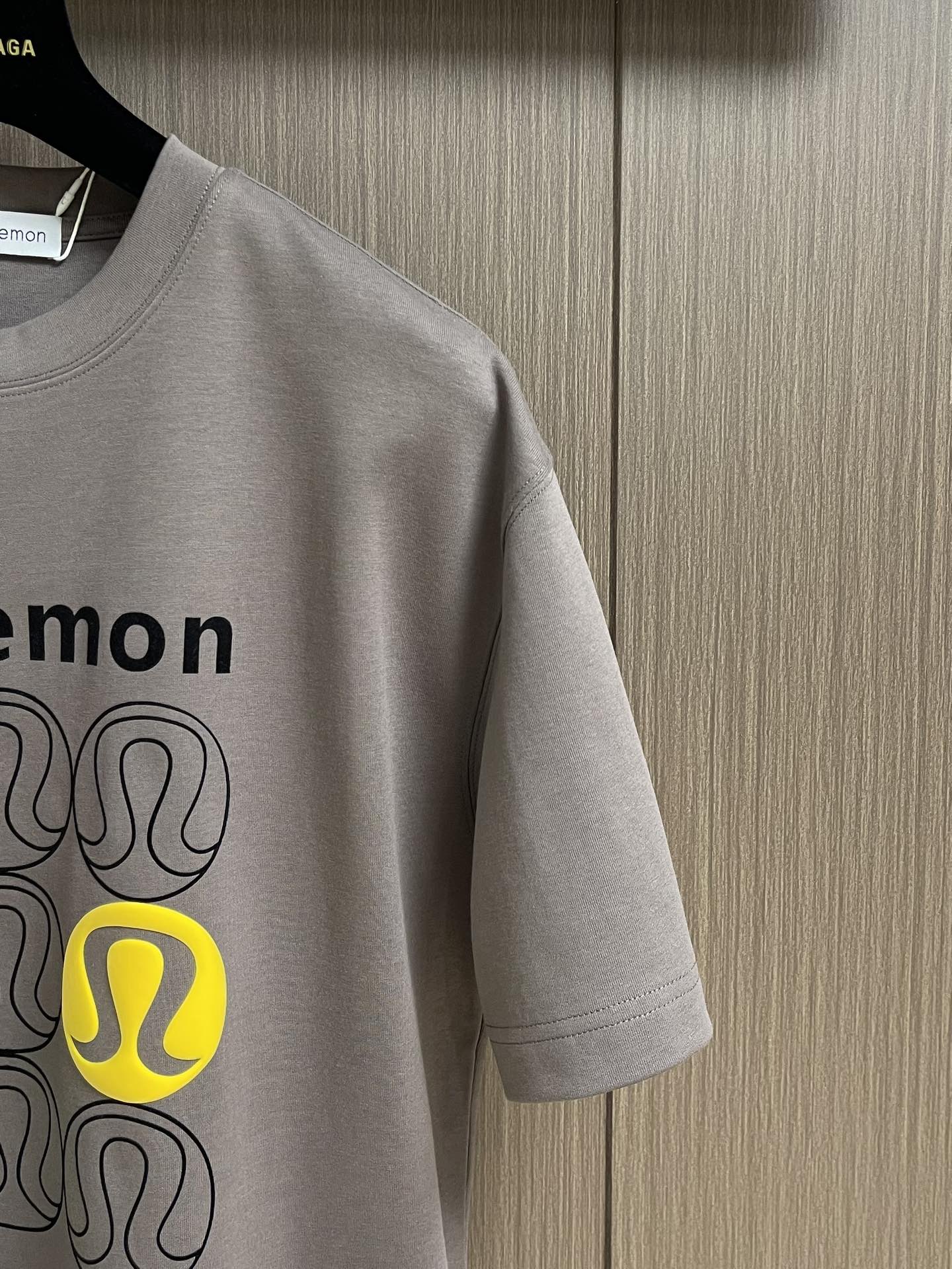 lululemon 新款印花圆领t恤！320克高克重32双纱纯棉面料，版型阔版，图案都做了印花图案设计感