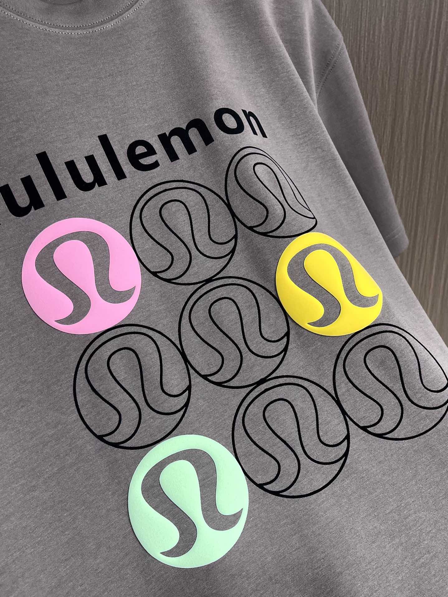 lululemon 新款印花圆领t恤！320克高克重32双纱纯棉面料，版型阔版，图案都做了印花图案设计感