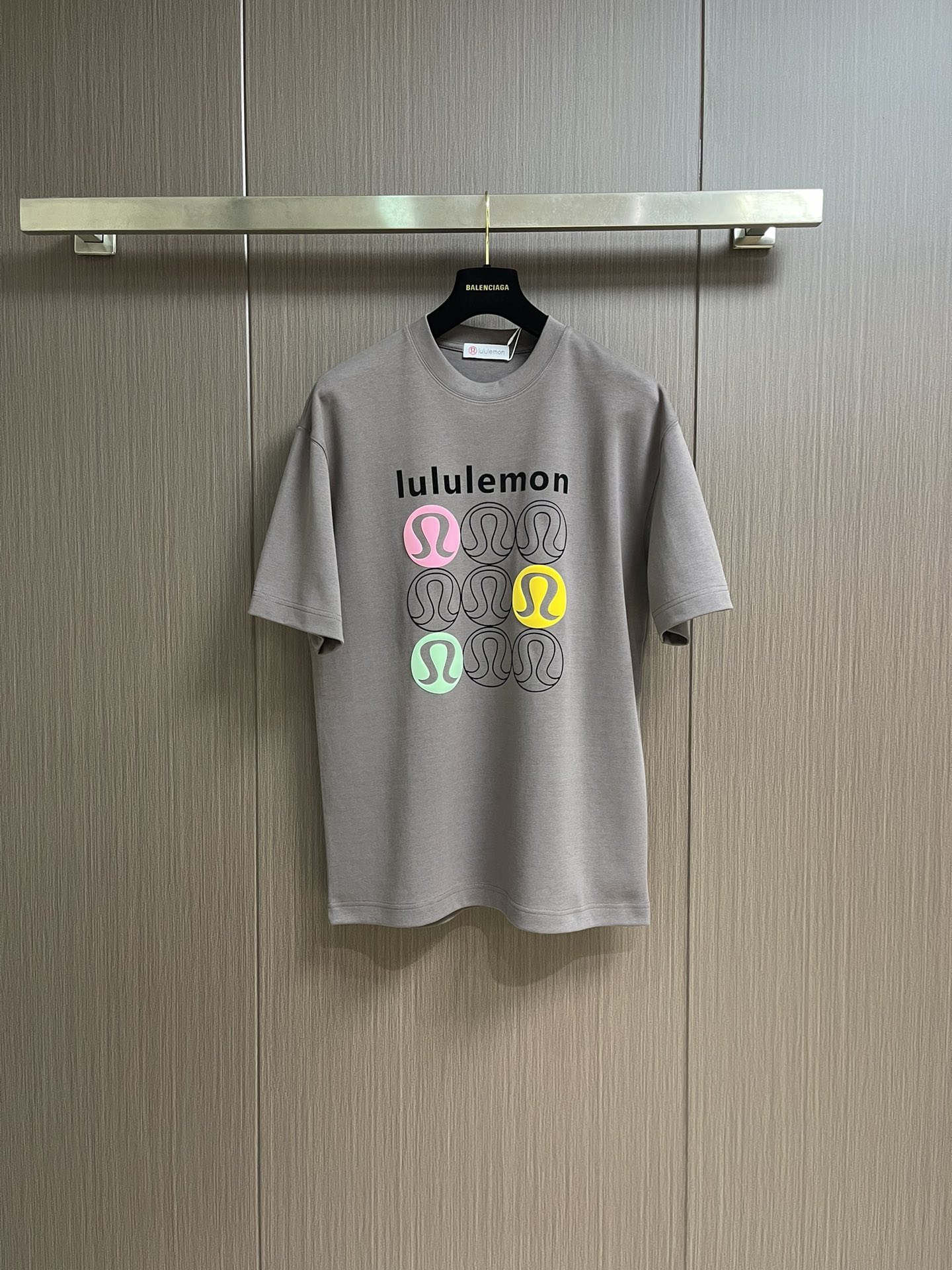 lululemon 新款印花圆领t恤！320克高克重32双纱纯棉面料，版型阔版，图案都做了印花图案设计感