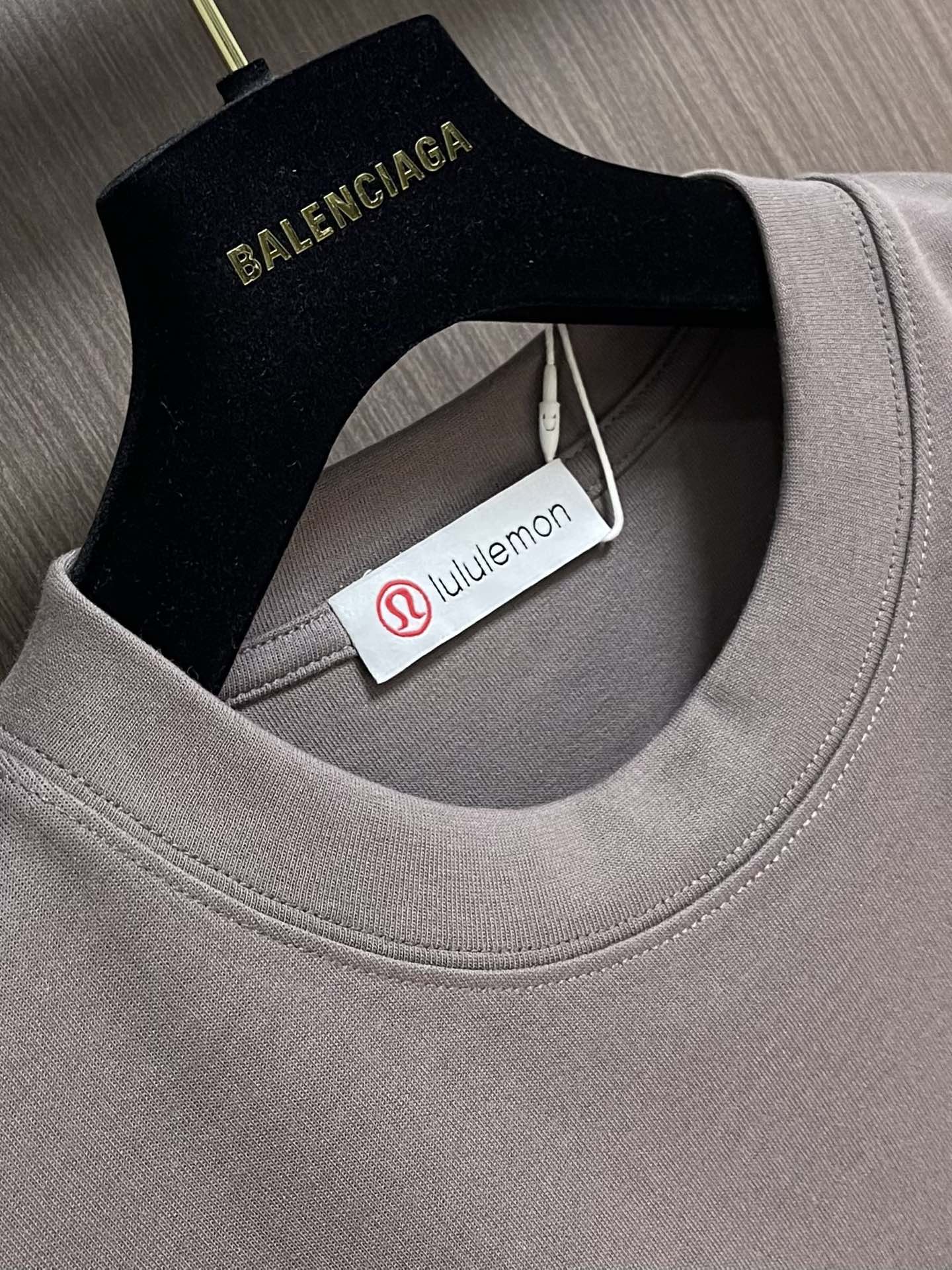 lululemon 新款印花圆领t恤！320克高克重32双纱纯棉面料，版型阔版，图案都做了印花图案设计感