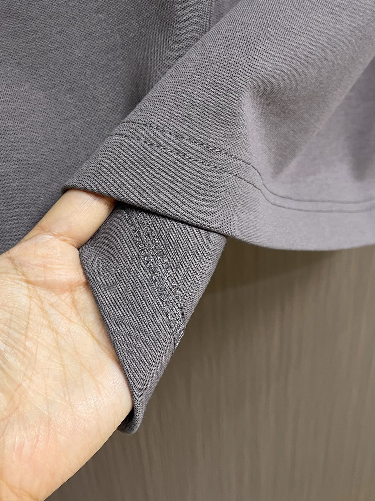 lululemon 新款印花圆领t恤！320克高克重32双纱纯棉面料，版型阔版，图案都做了印花图案设计感