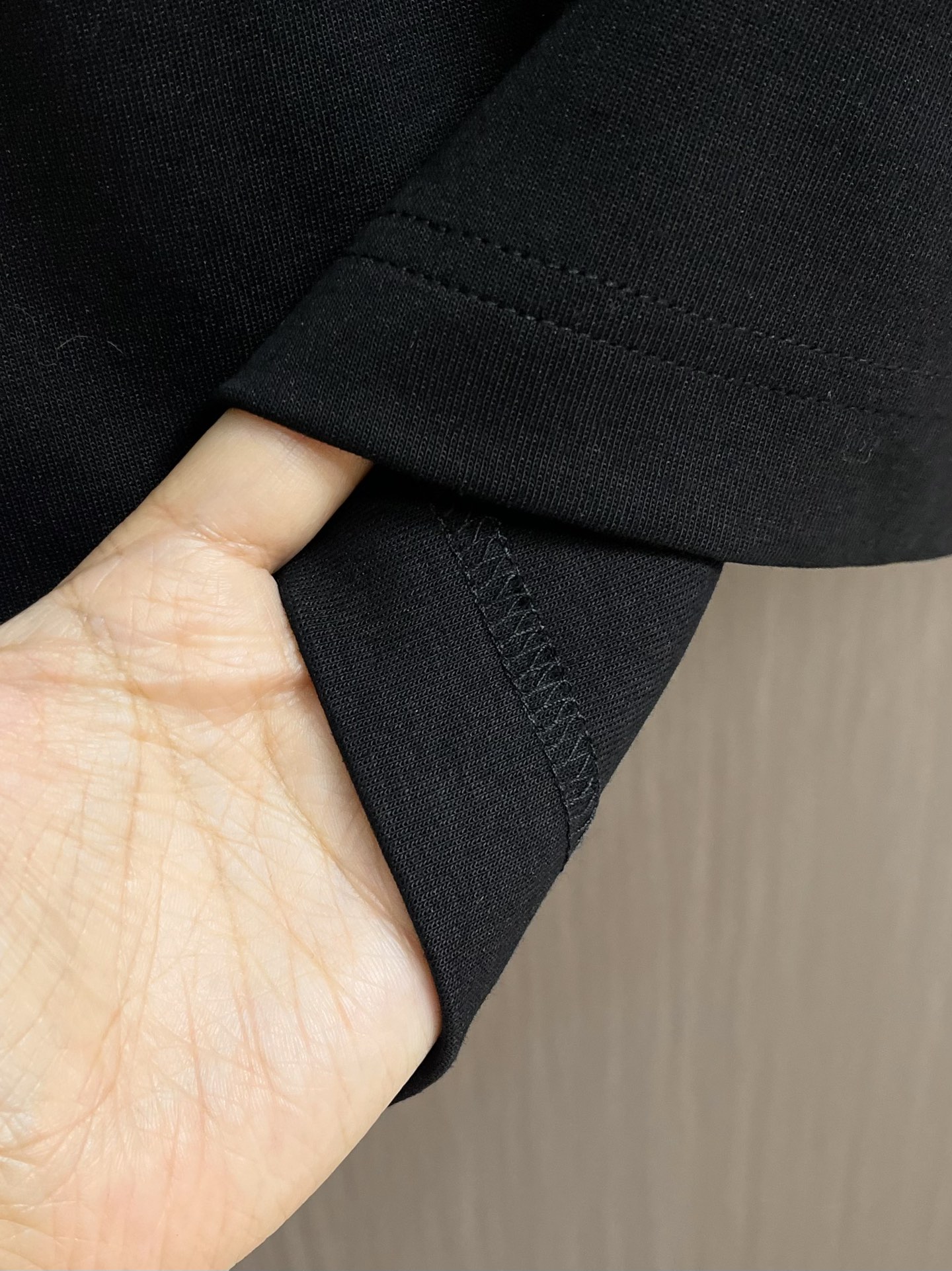 lululemon 新款印花圆领t恤！320克高克重32双纱纯棉面料，版型阔版，图案都做了印花图案设计感