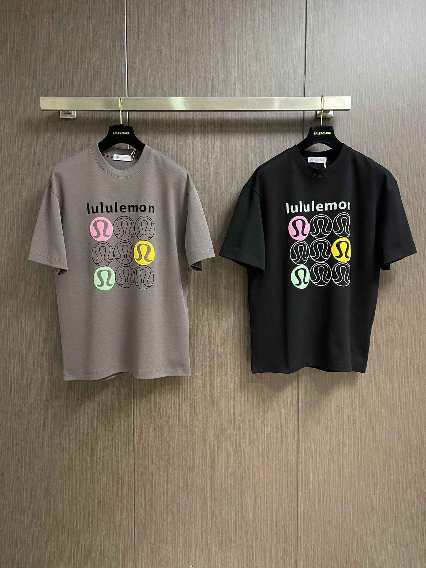 lululemon 新款印花圆领t恤！320克高克重32双纱纯棉面料，版型阔版，图案都做了印花图案设计感