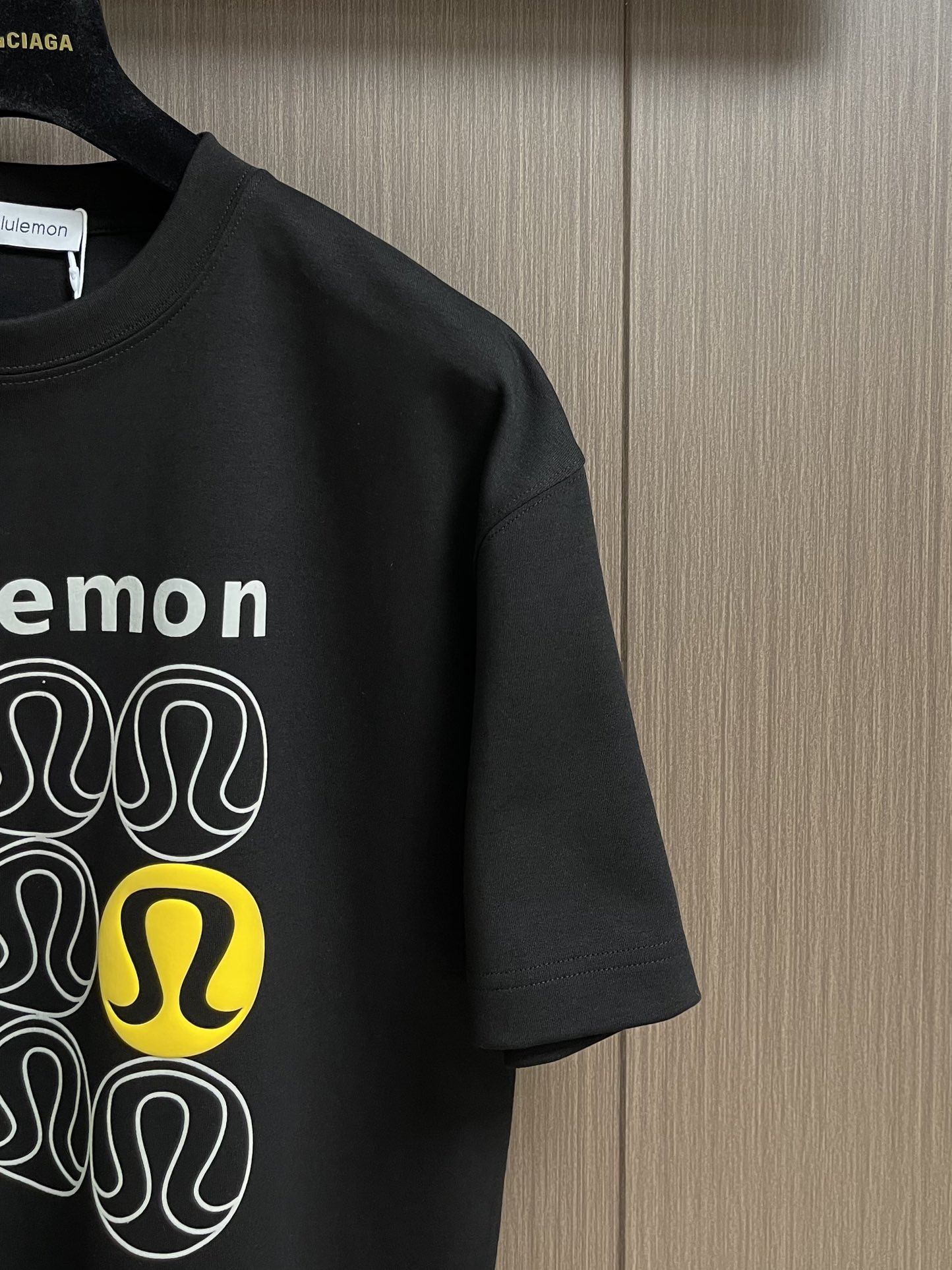 lululemon 新款印花圆领t恤！320克高克重32双纱纯棉面料，版型阔版，图案都做了印花图案设计感