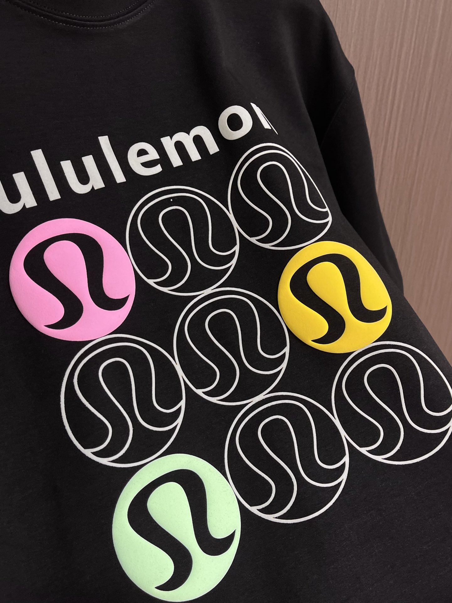 lululemon 新款印花圆领t恤！320克高克重32双纱纯棉面料，版型阔版，图案都做了印花图案设计感