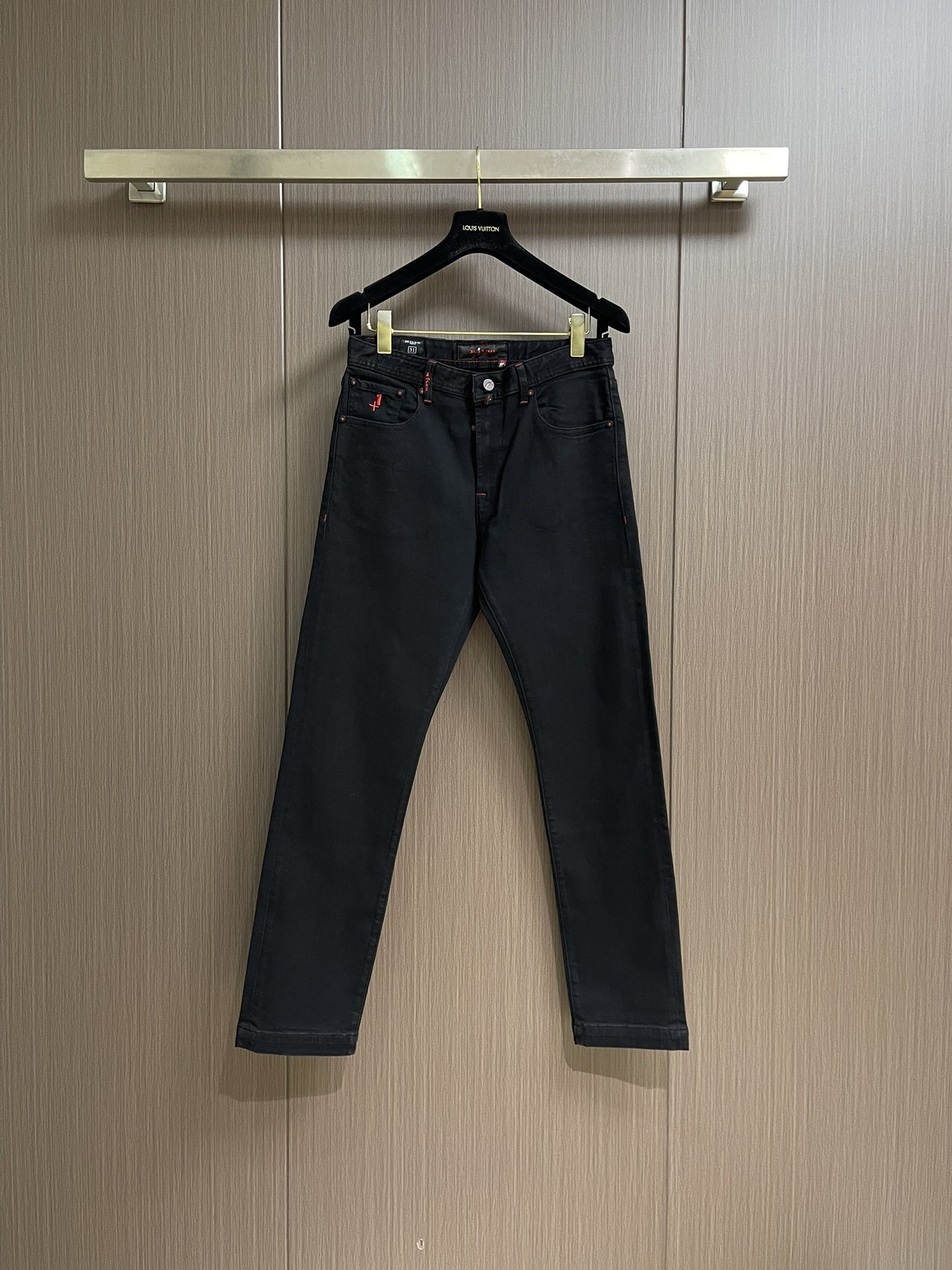 Kiton 2025SS秋季新款男士直筒牛仔裤，棉质牛仔面料打造质地柔软又不失筋骨，手感干爽有韧性 经典
