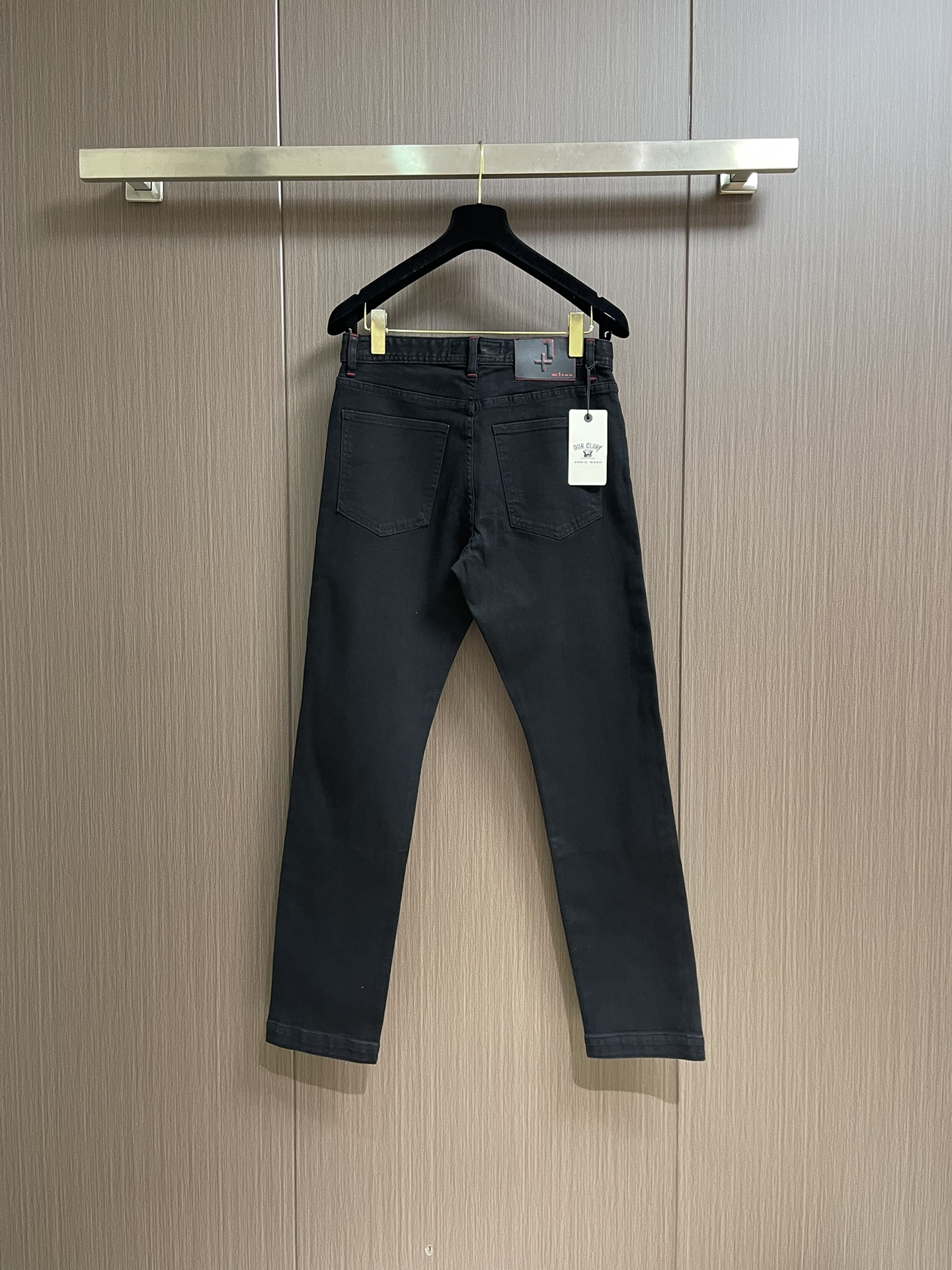 Kiton 2025SS秋季新款男士直筒牛仔裤，棉质牛仔面料打造质地柔软又不失筋骨，手感干爽有韧性 经典