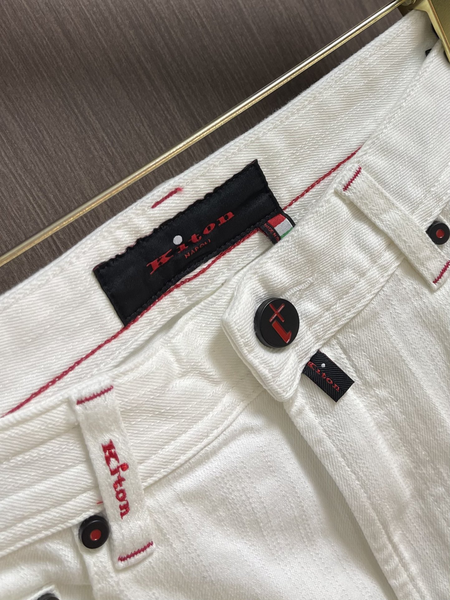 Kiton 2025SS秋季新款男士直筒牛仔裤，棉质牛仔面料打造质地柔软又不失筋骨，手感干爽有韧性 经典