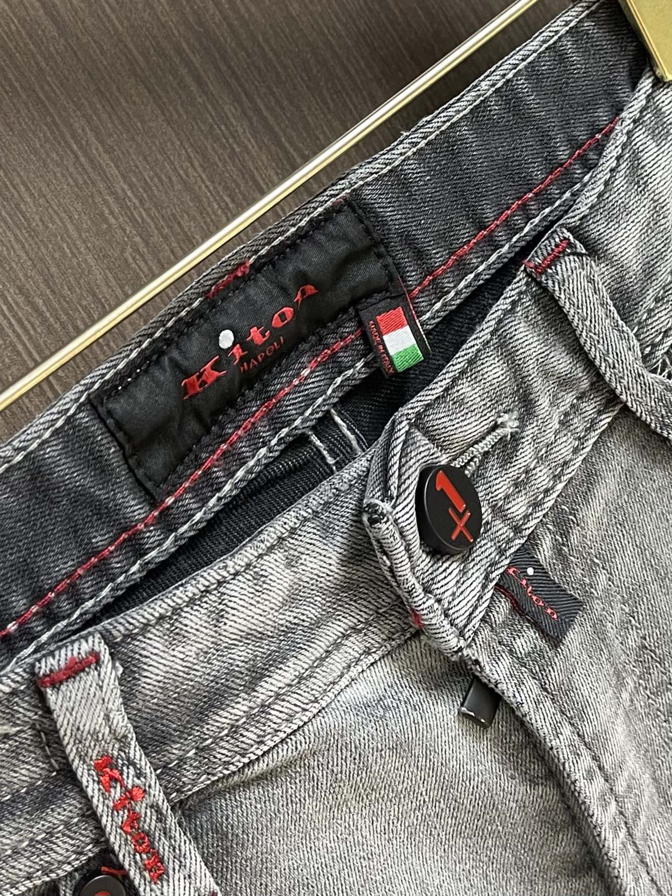 Kiton 2025SS秋季新款男士直筒牛仔裤，棉质牛仔面料打造质地柔软又不失筋骨，手感干爽有韧性 经典