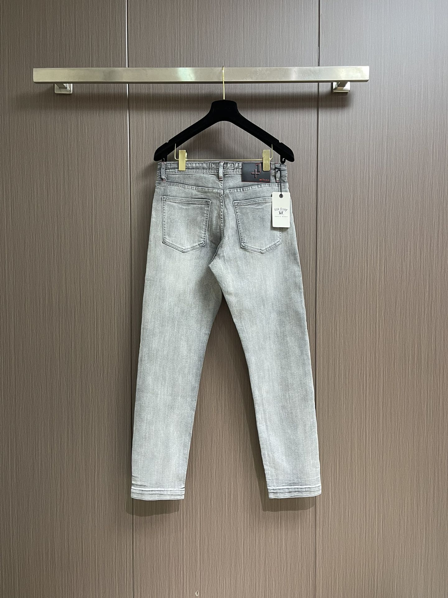 Kiton 2025SS秋季新款男士直筒牛仔裤，棉质牛仔面料打造质地柔软又不失筋骨，手感干爽有韧性 经典
